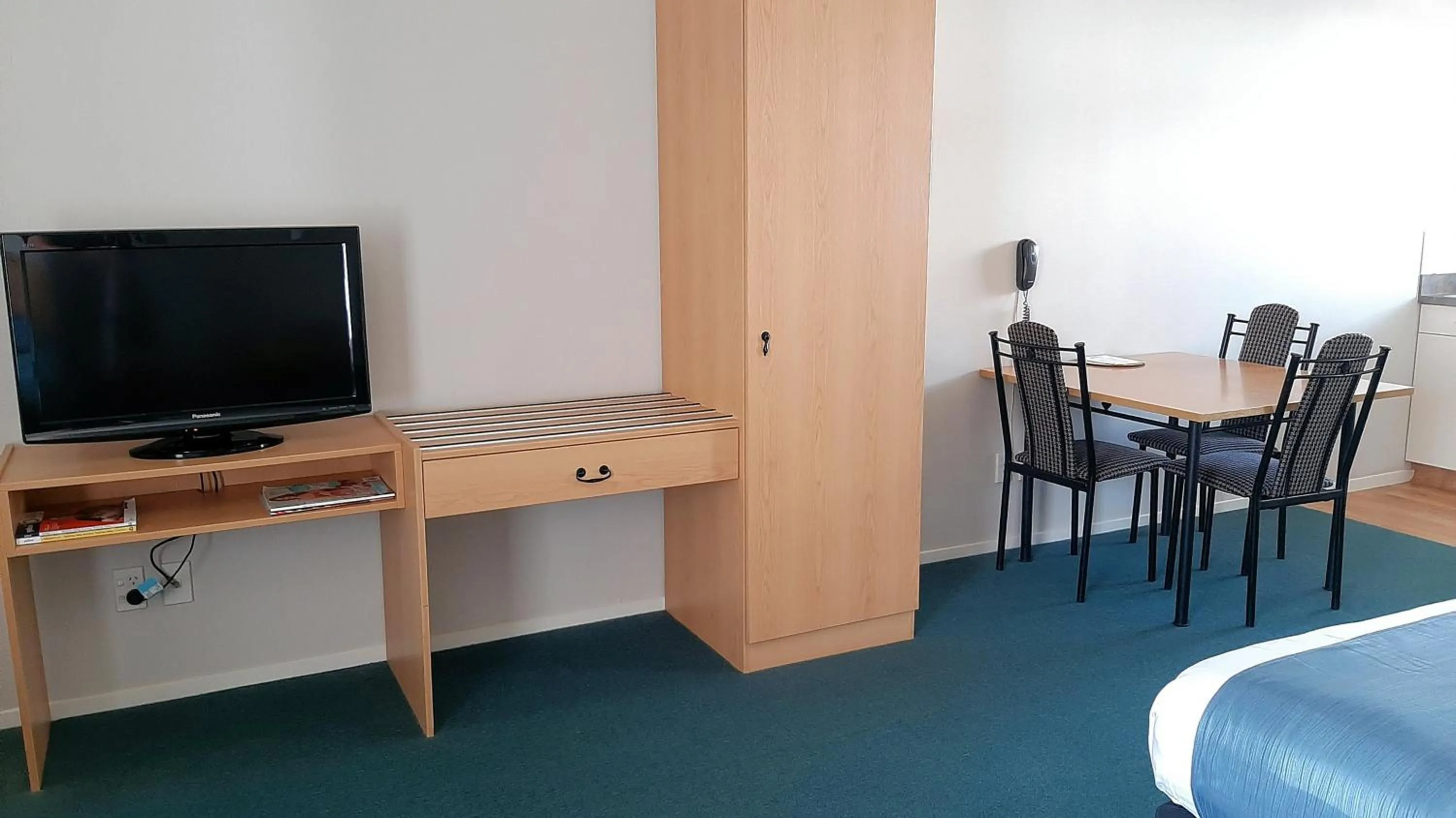 Dining area, Bed in Central Motor Lodge