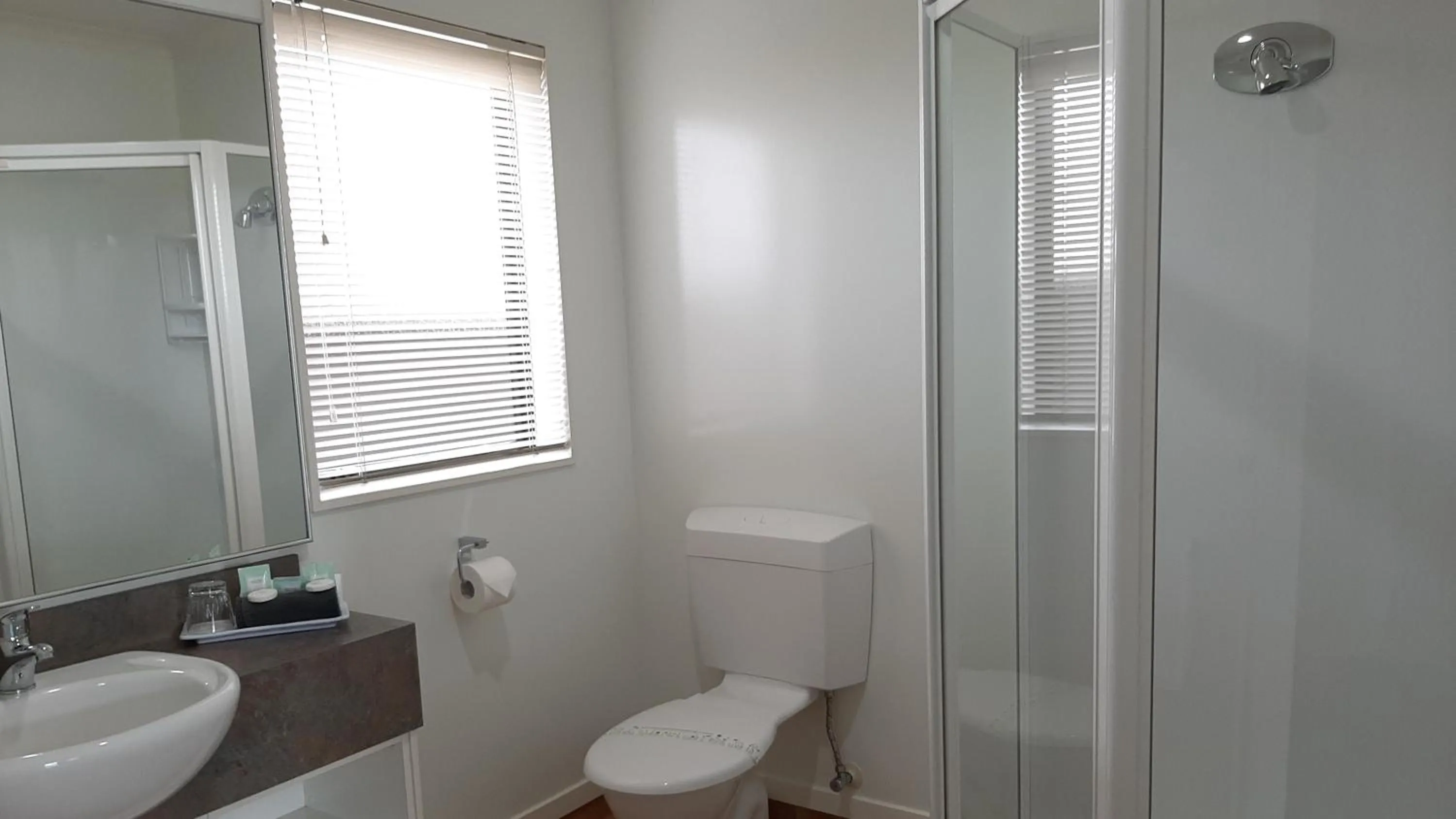 Shower in Central Motor Lodge