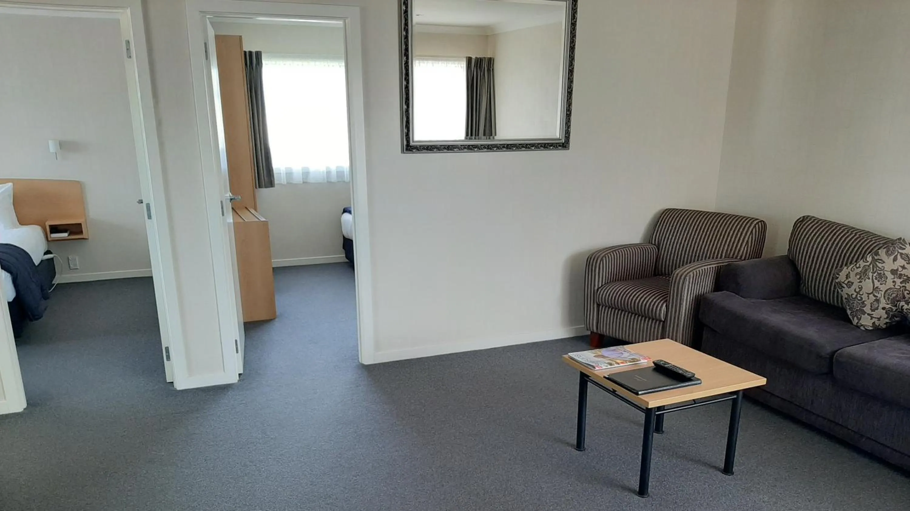 Living room, Bed in Central Motor Lodge