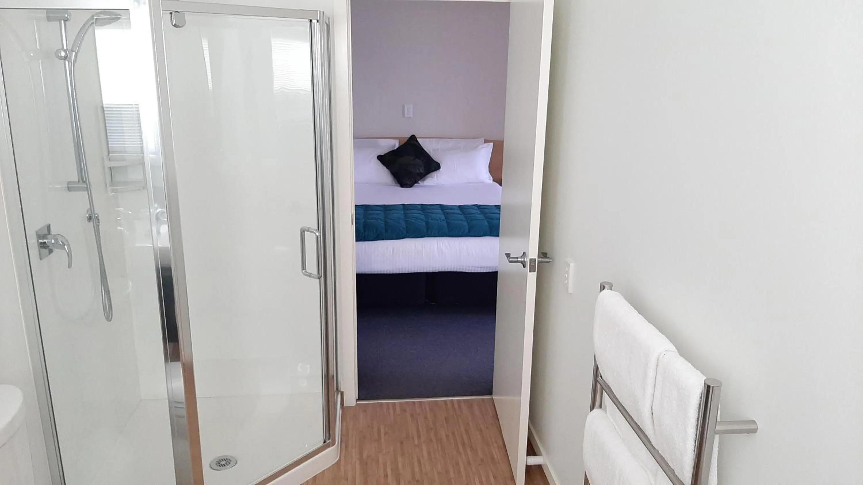 Bathroom, Bed in Central Motor Lodge