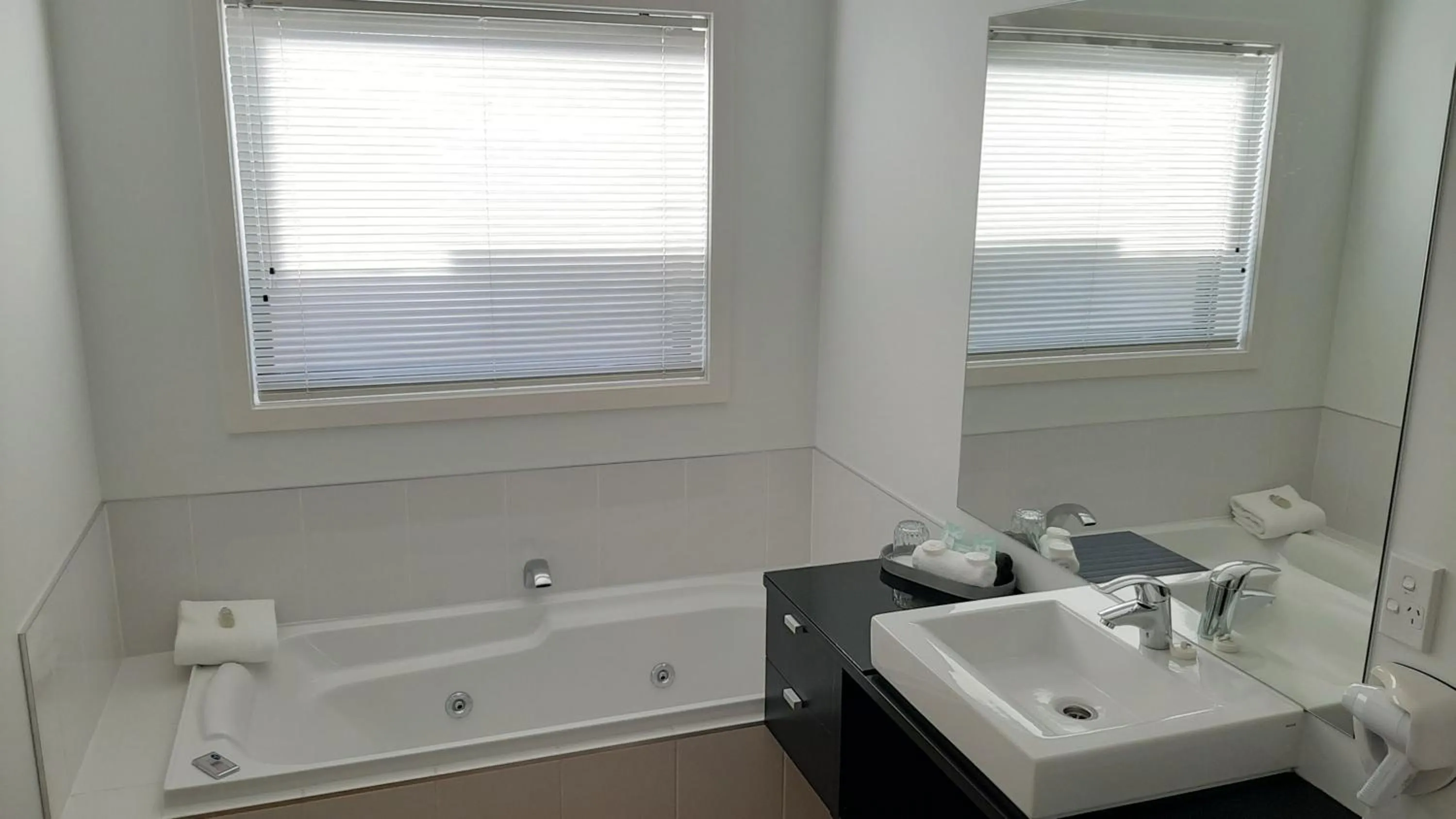 Bedroom in Central Motor Lodge