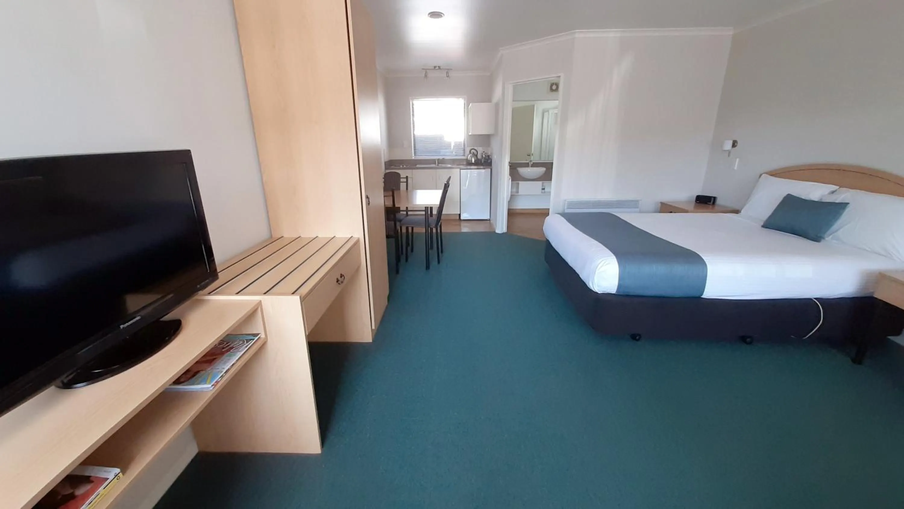 Bedroom, Bed in Central Motor Lodge