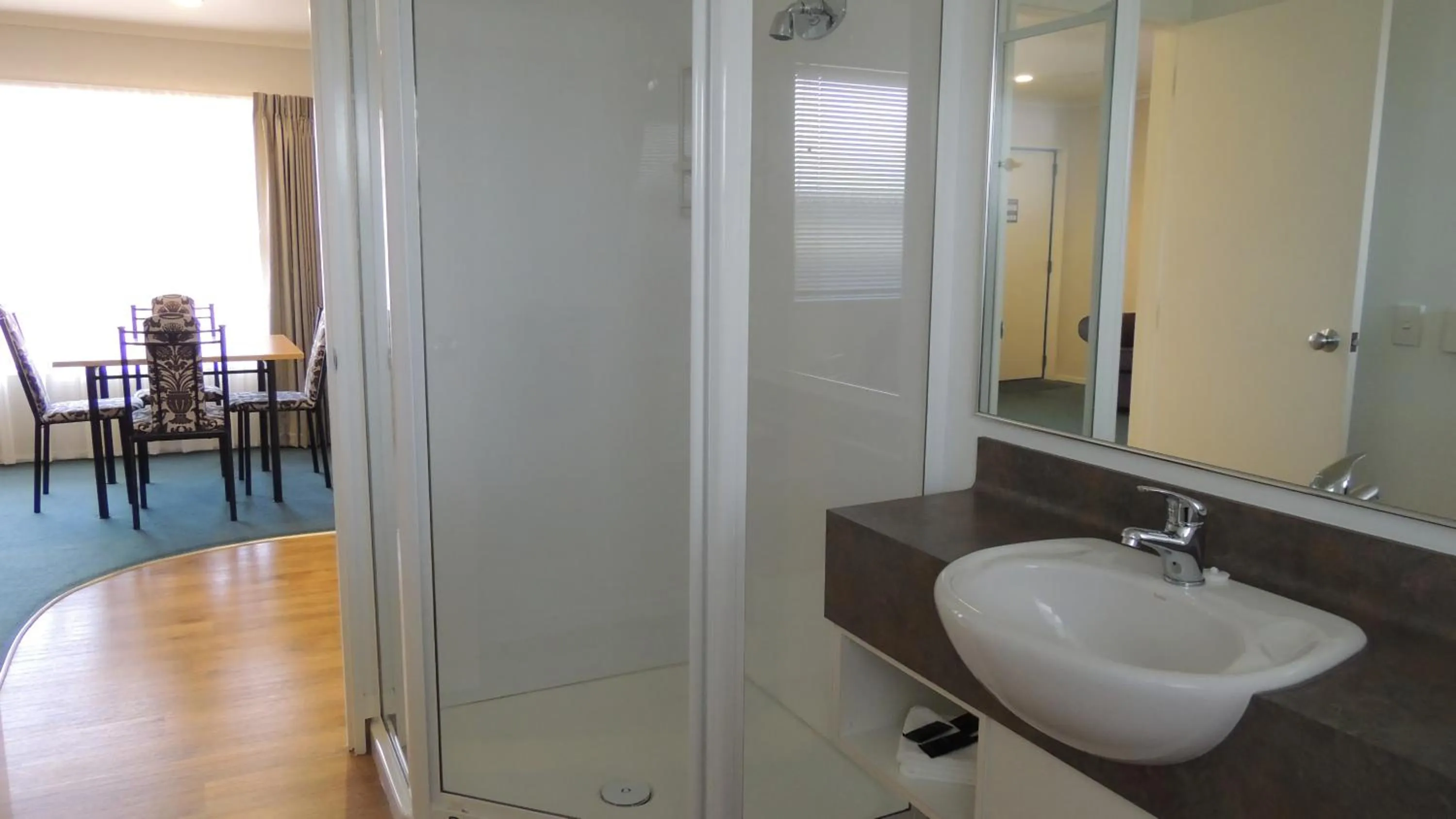 Shower in Central Motor Lodge