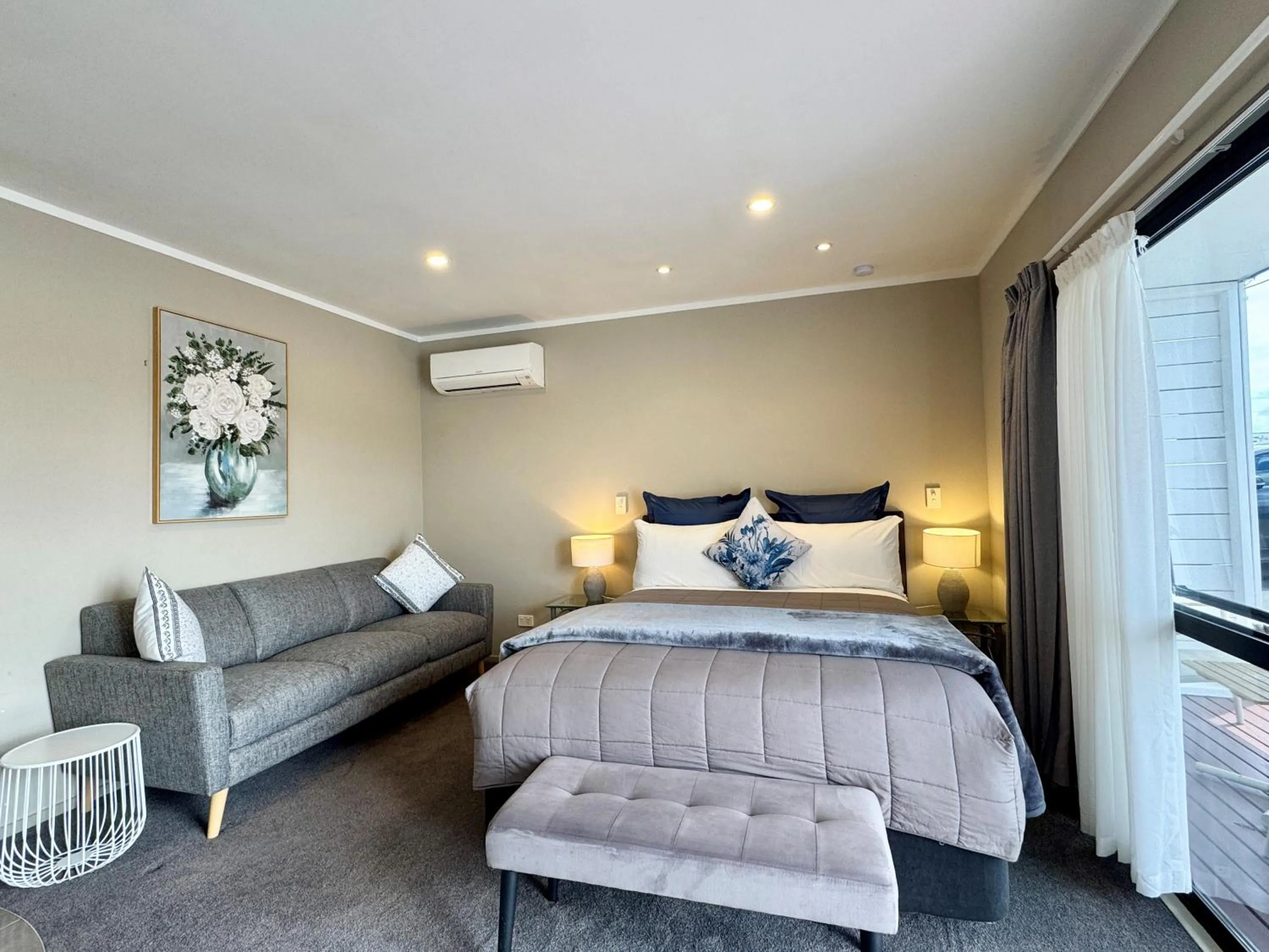 Seating area, Bed in Ashbrook Motel Taupo