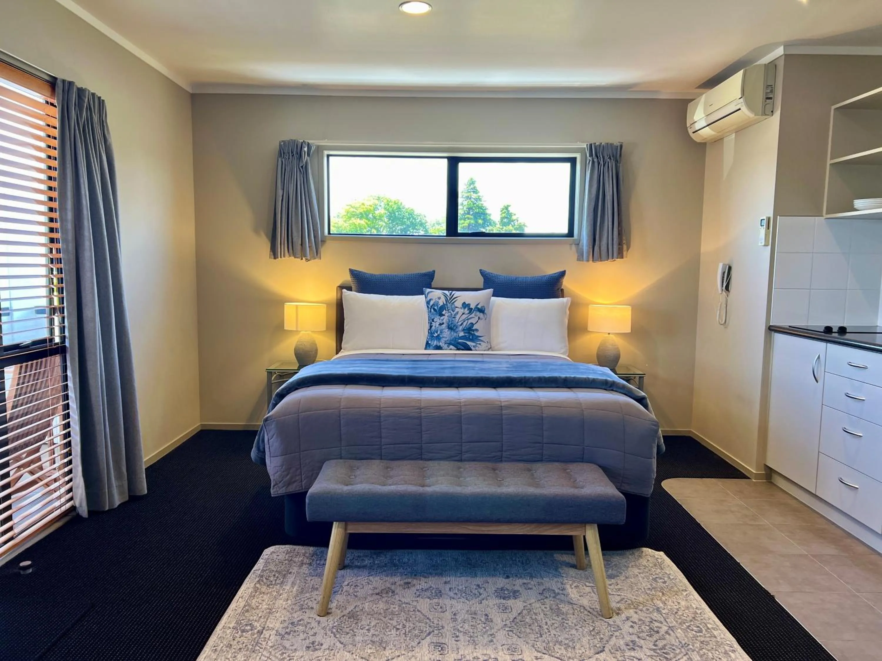 Living room, Bed in Ashbrook Motel Taupo