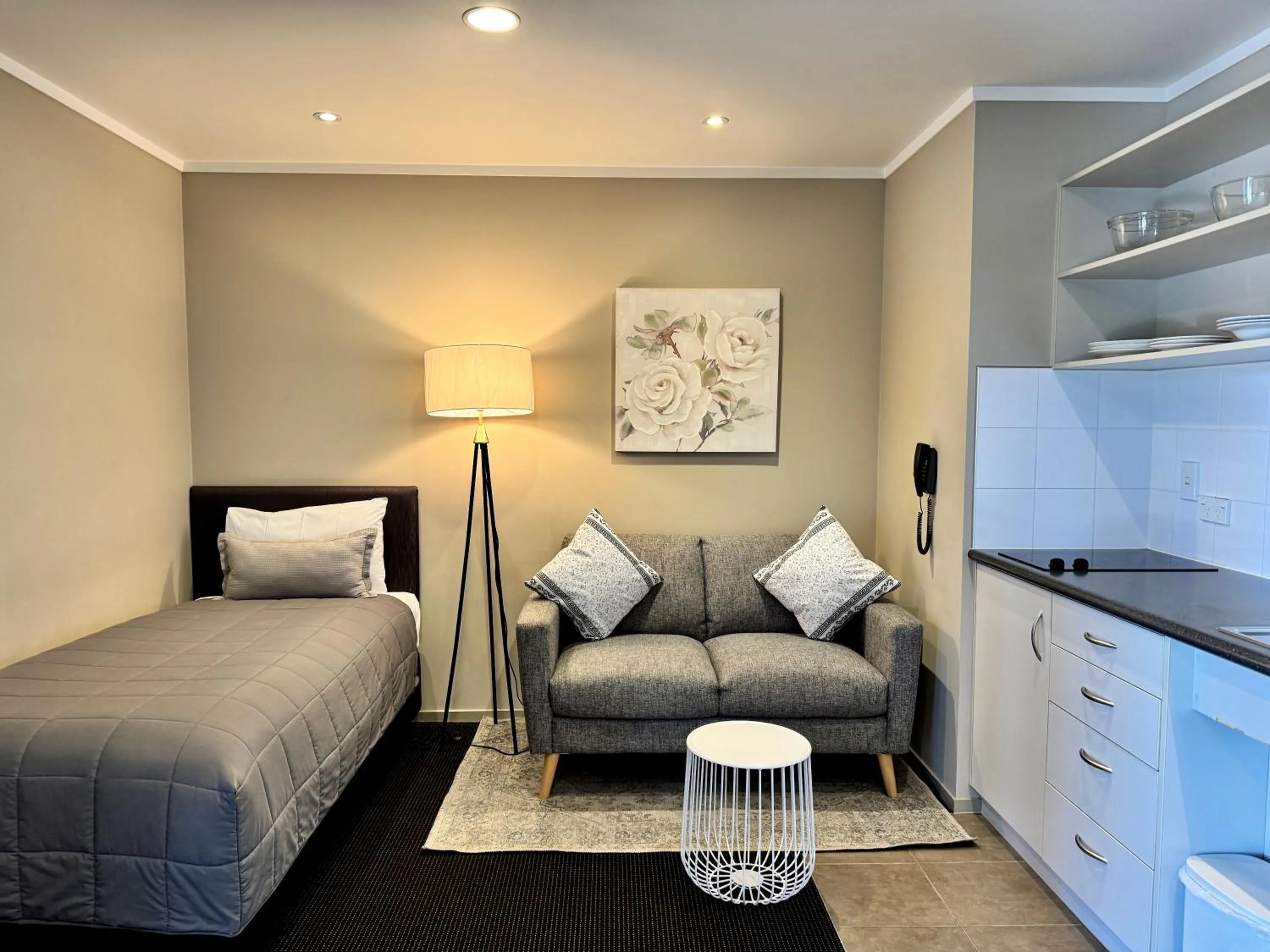 Living room, Bed in Ashbrook Motel Taupo