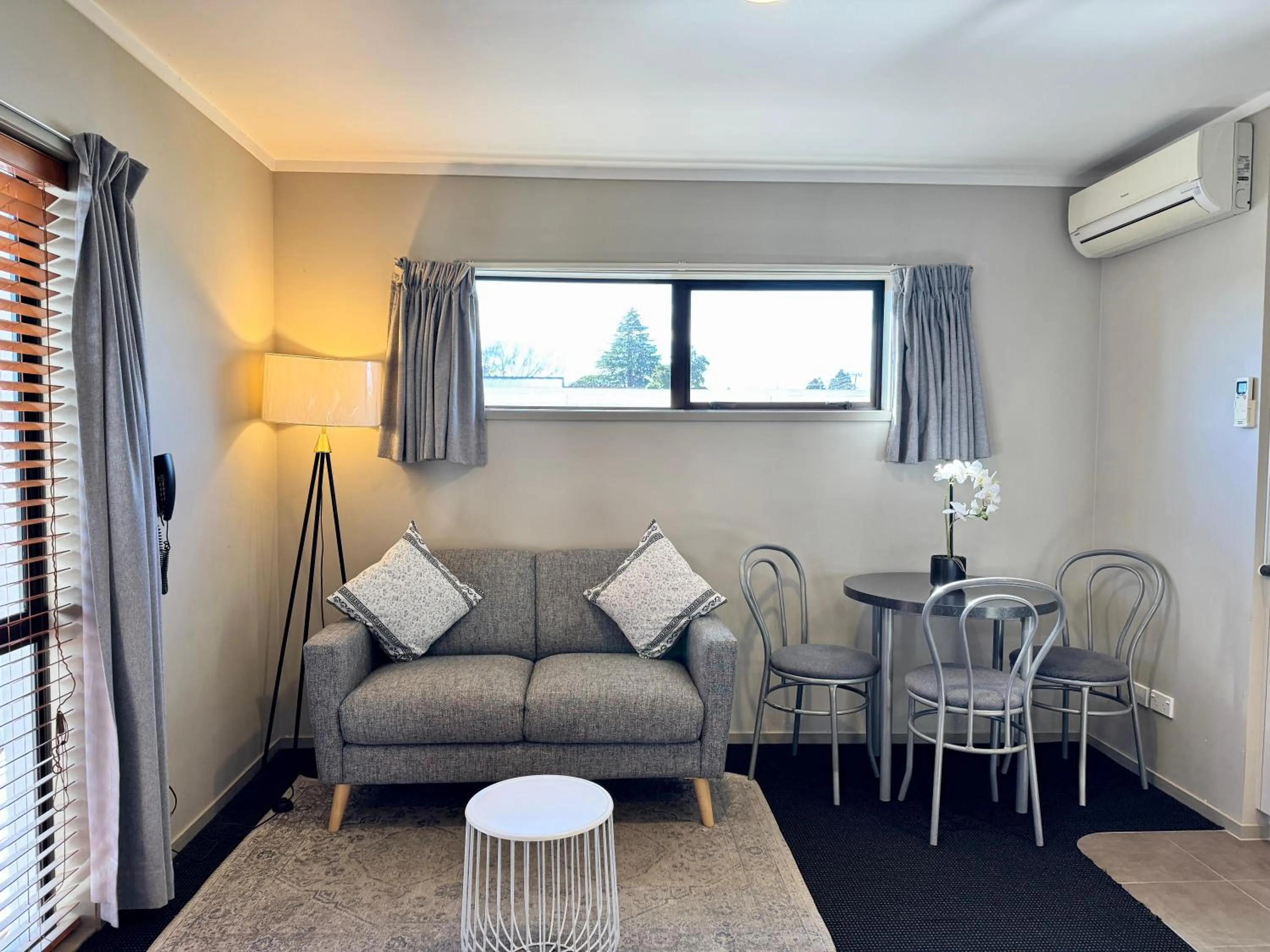 Lounge or bar in Ashbrook Motel Taupo