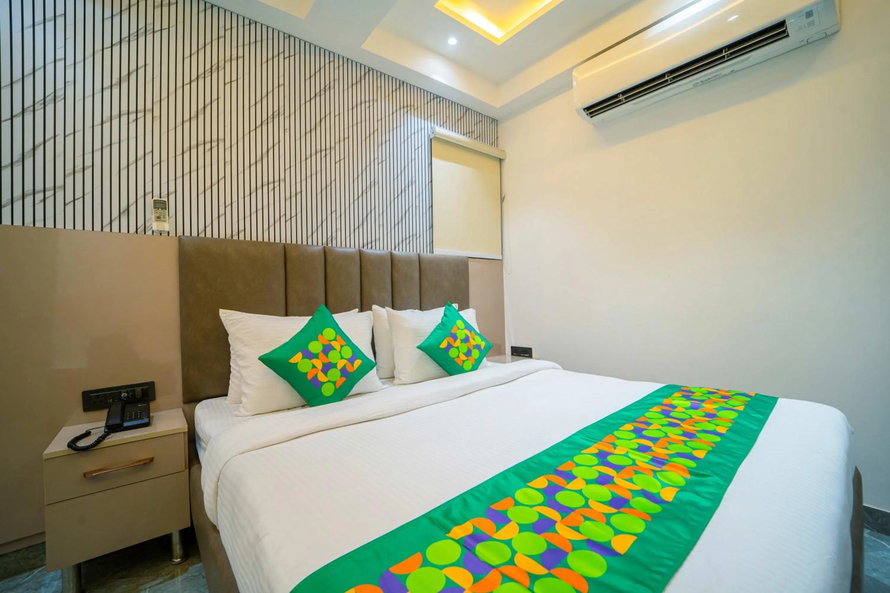 Bedroom, Bed in Treebo Gemstone