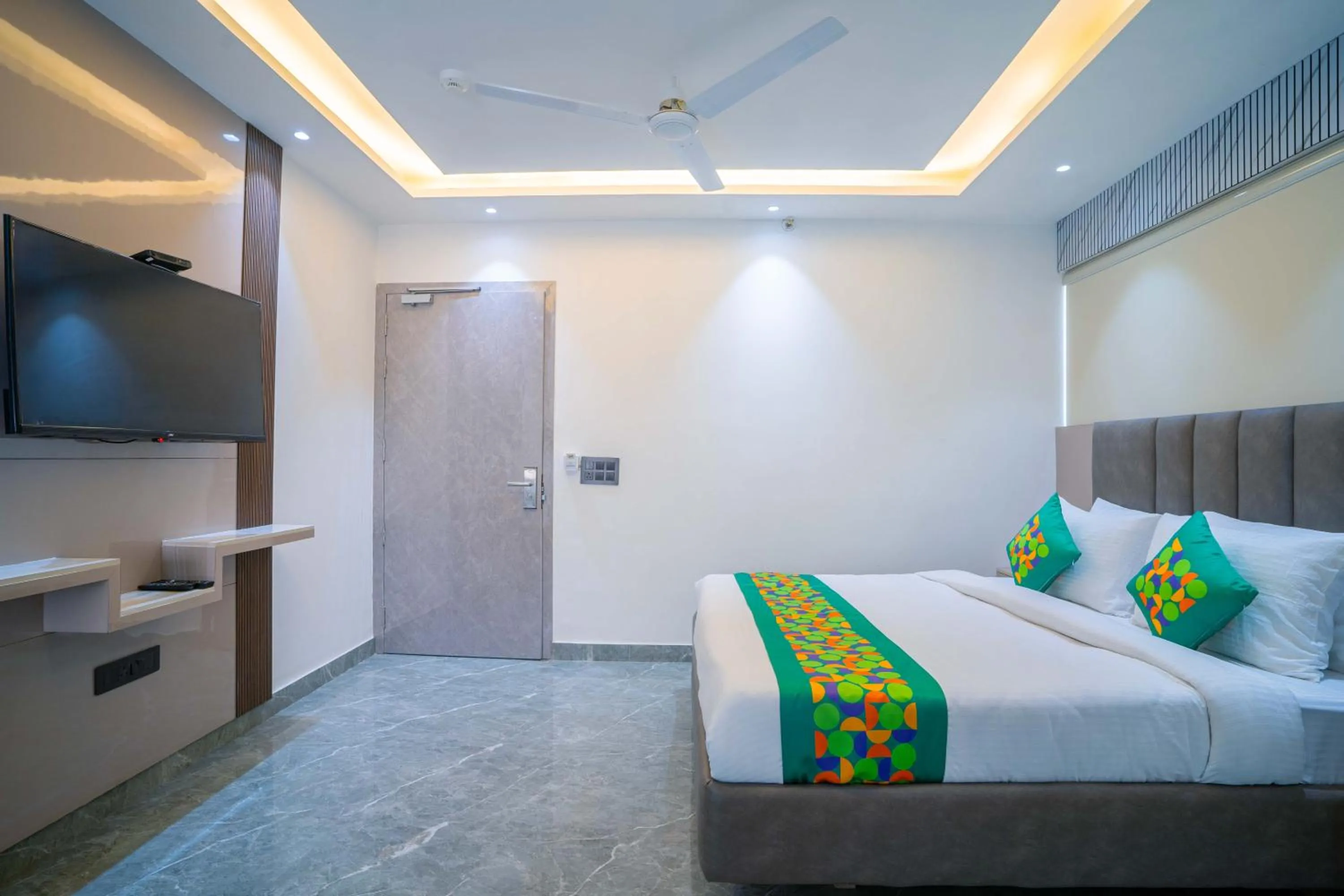 Bedroom, Bed in Treebo Gemstone