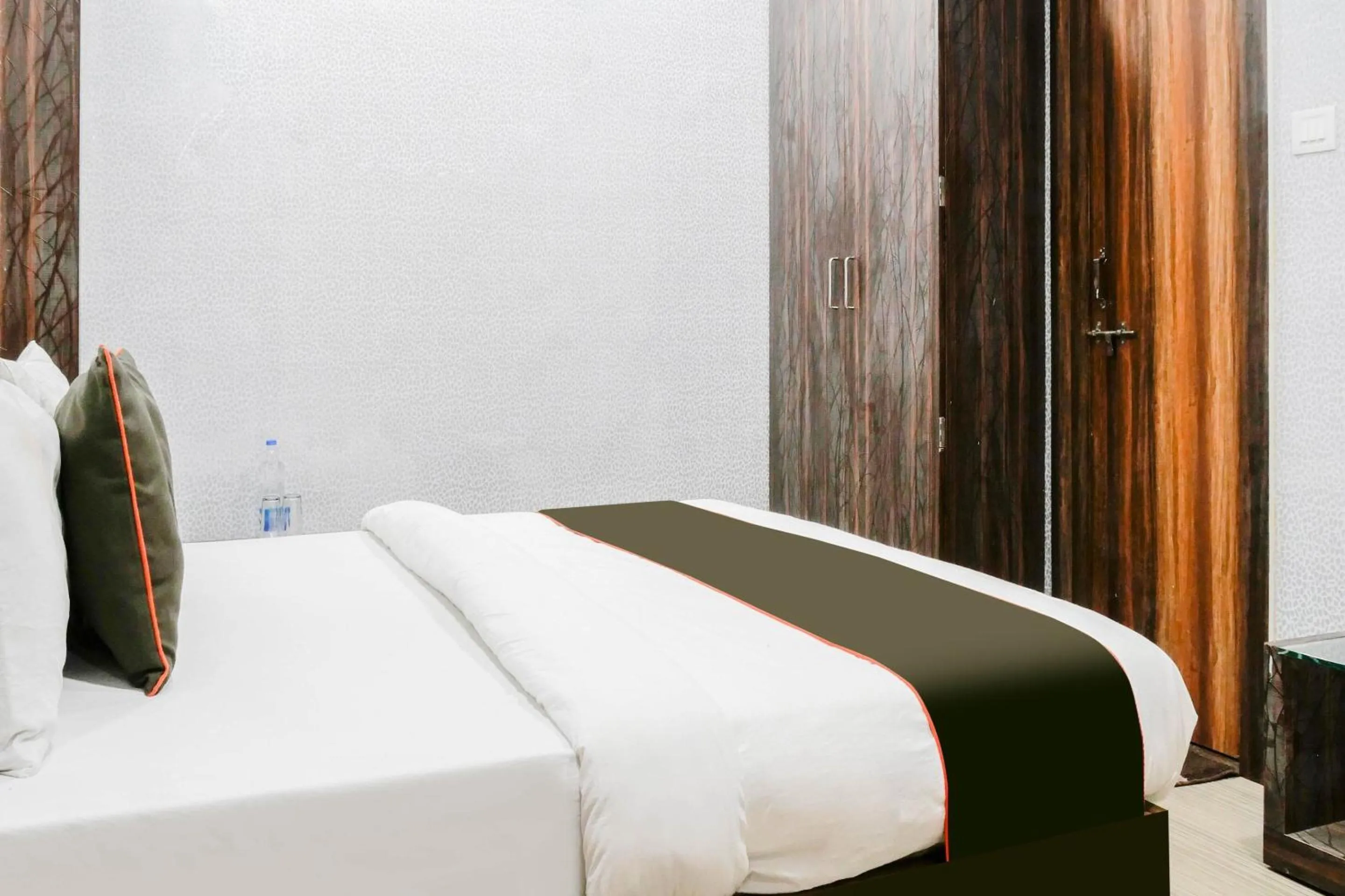 Bedroom, Bed in Super Collection O Hotel Day & Night