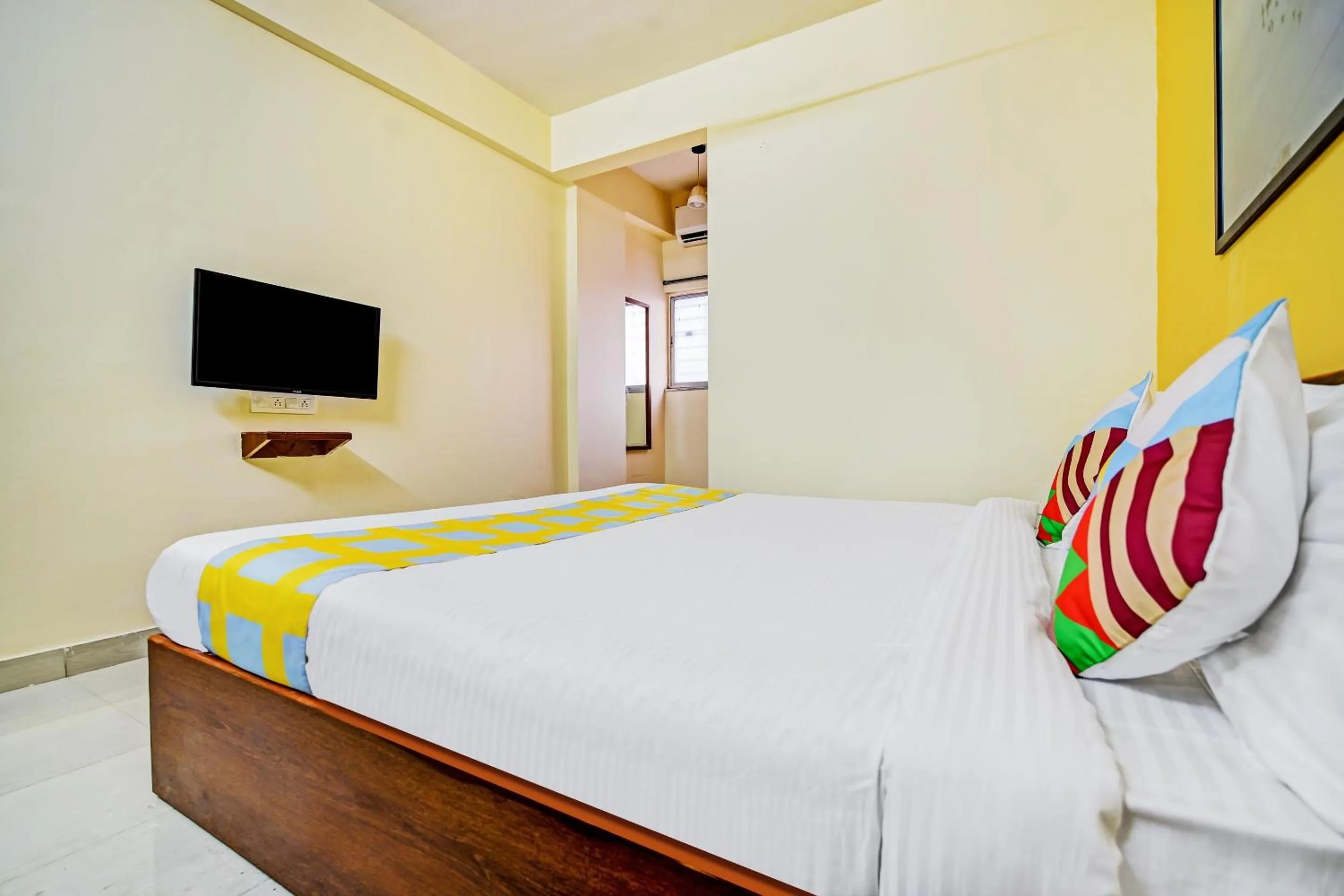 Bedroom, Bed in Super Hotel O Saiinn