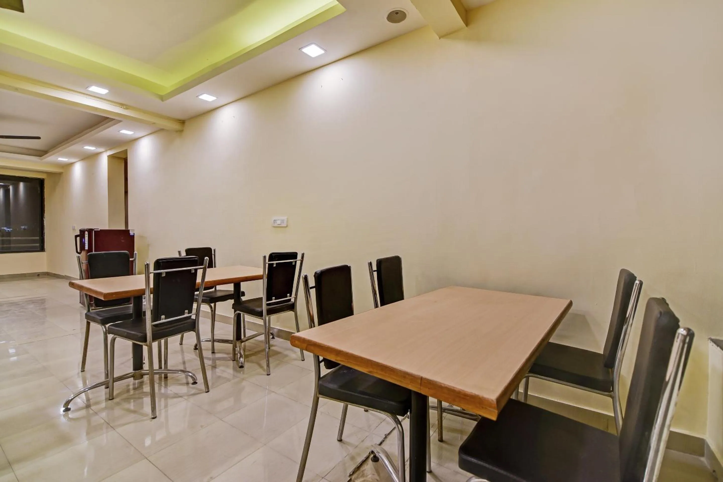 Restaurant/places to eat in Super Hotel O Saiinn