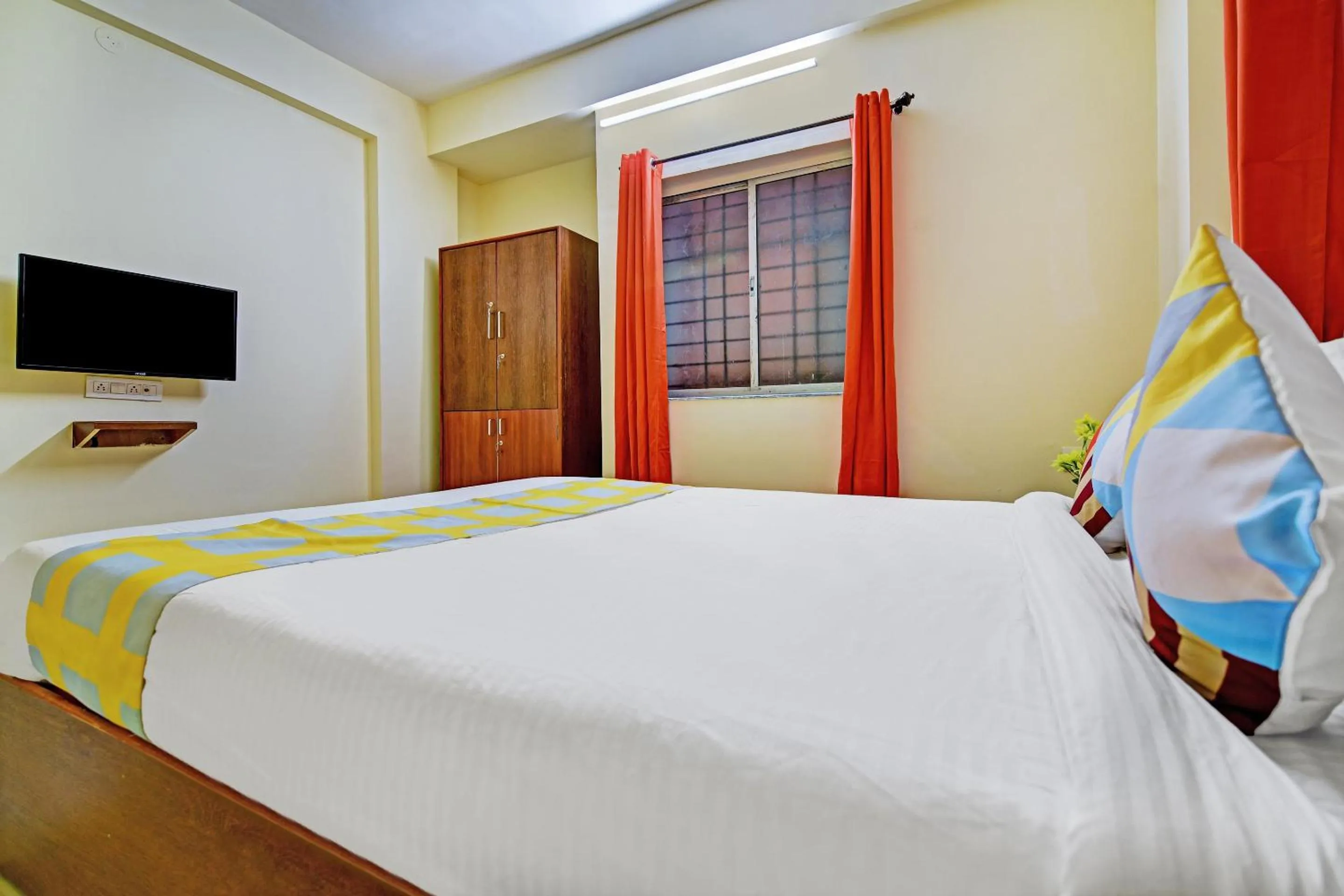 Bedroom, Bed in Super Hotel O Saiinn