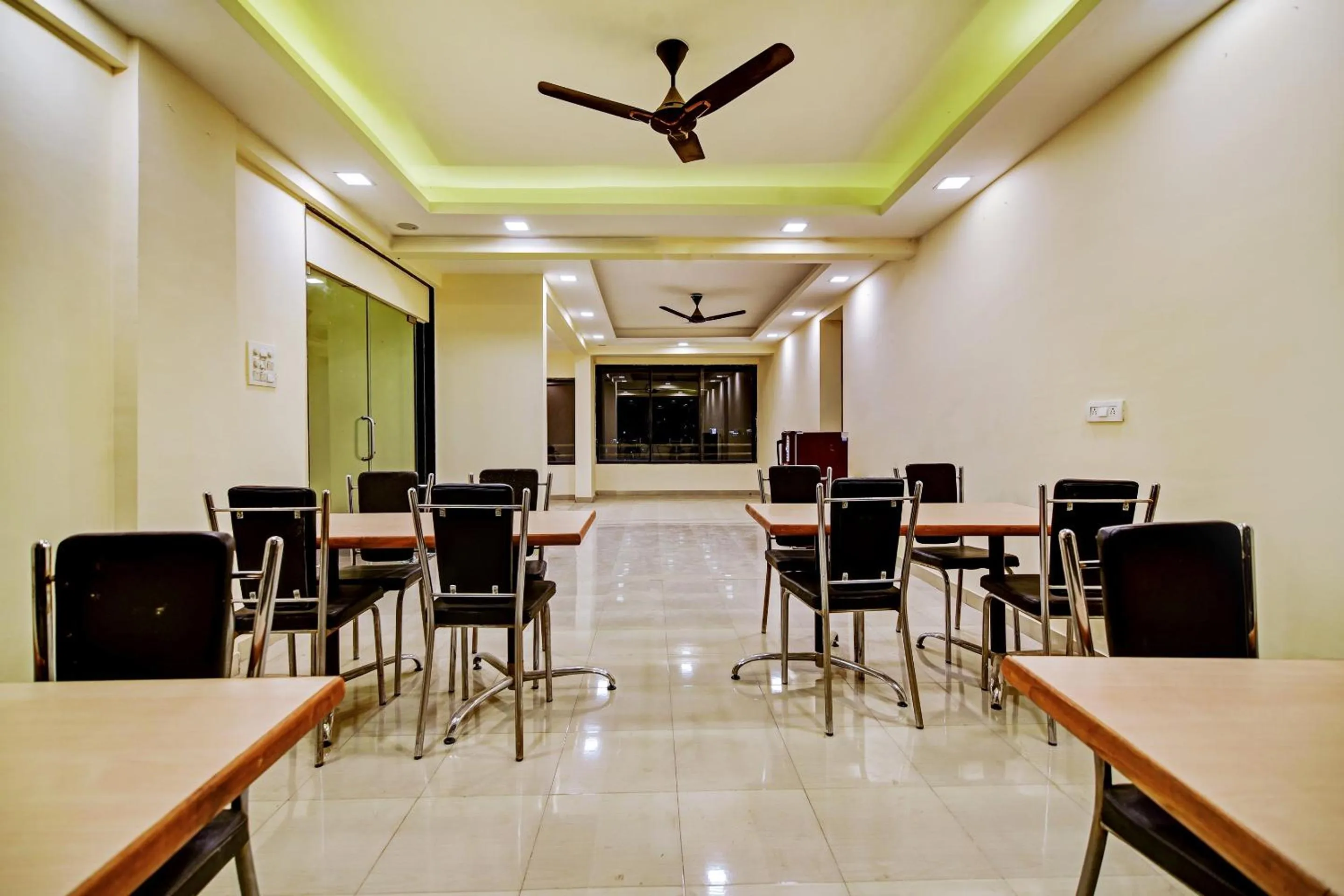 Restaurant/places to eat in Super Hotel O Saiinn