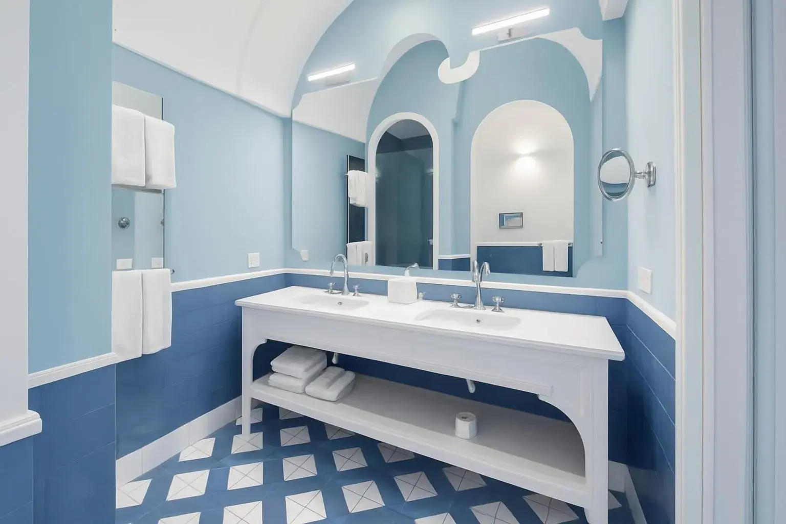 Classic Double or Twin Room with Side Sea View in Grand Hotel Europa Palace Sorrento Classic Double or Twin Room with Side Sea View in Grand Hotel Europa Palace Sorrento