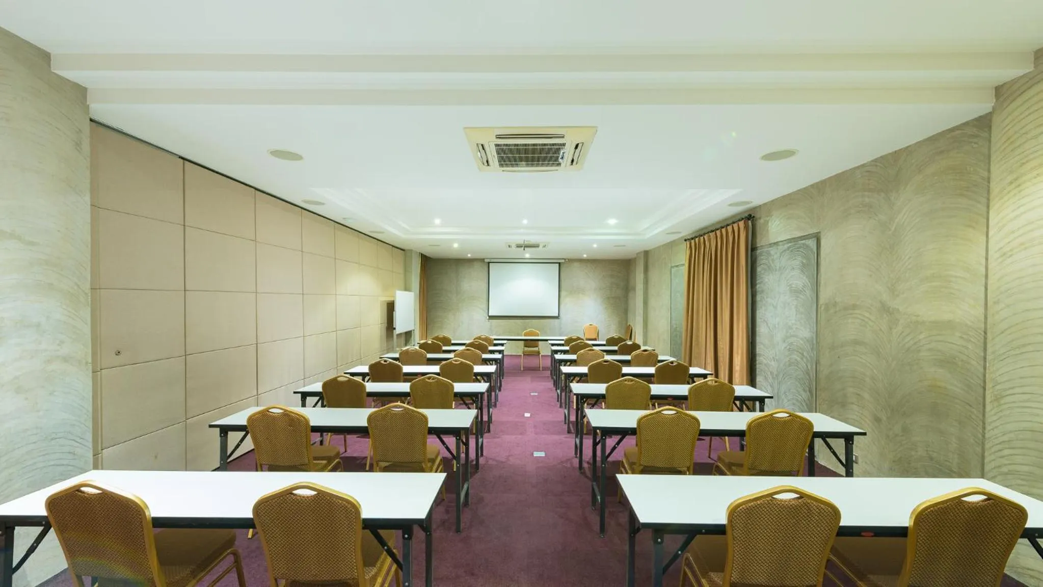 Business facilities in S Park Design Hotel