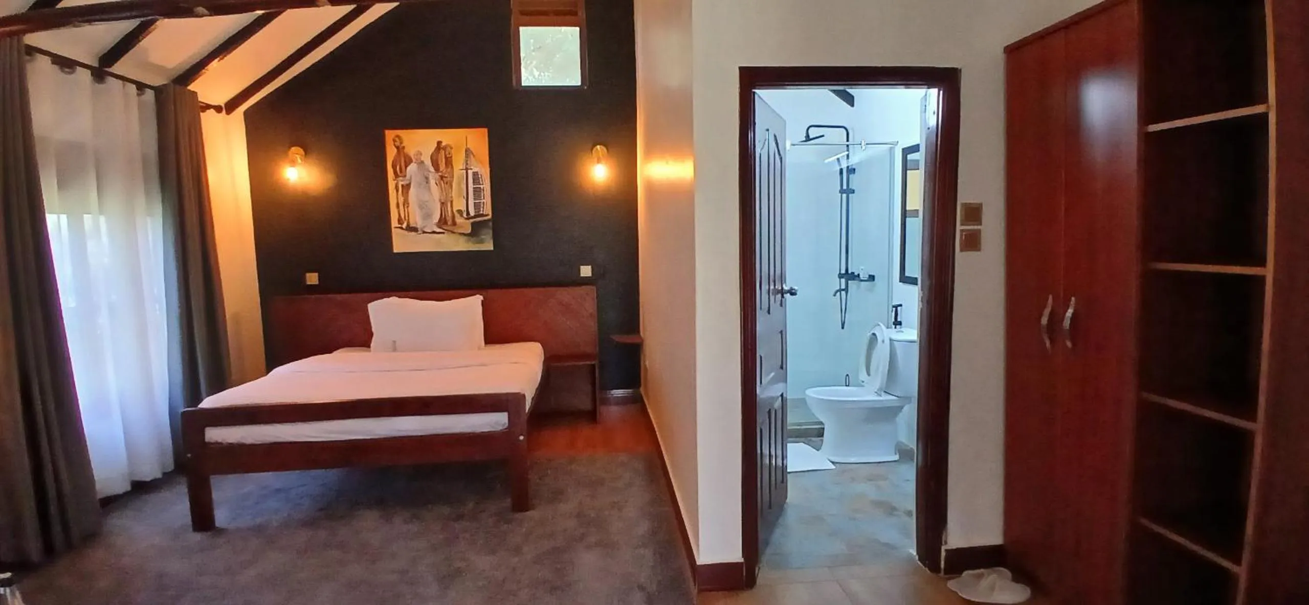 Shower, Bed in Explorer Resort & Marina