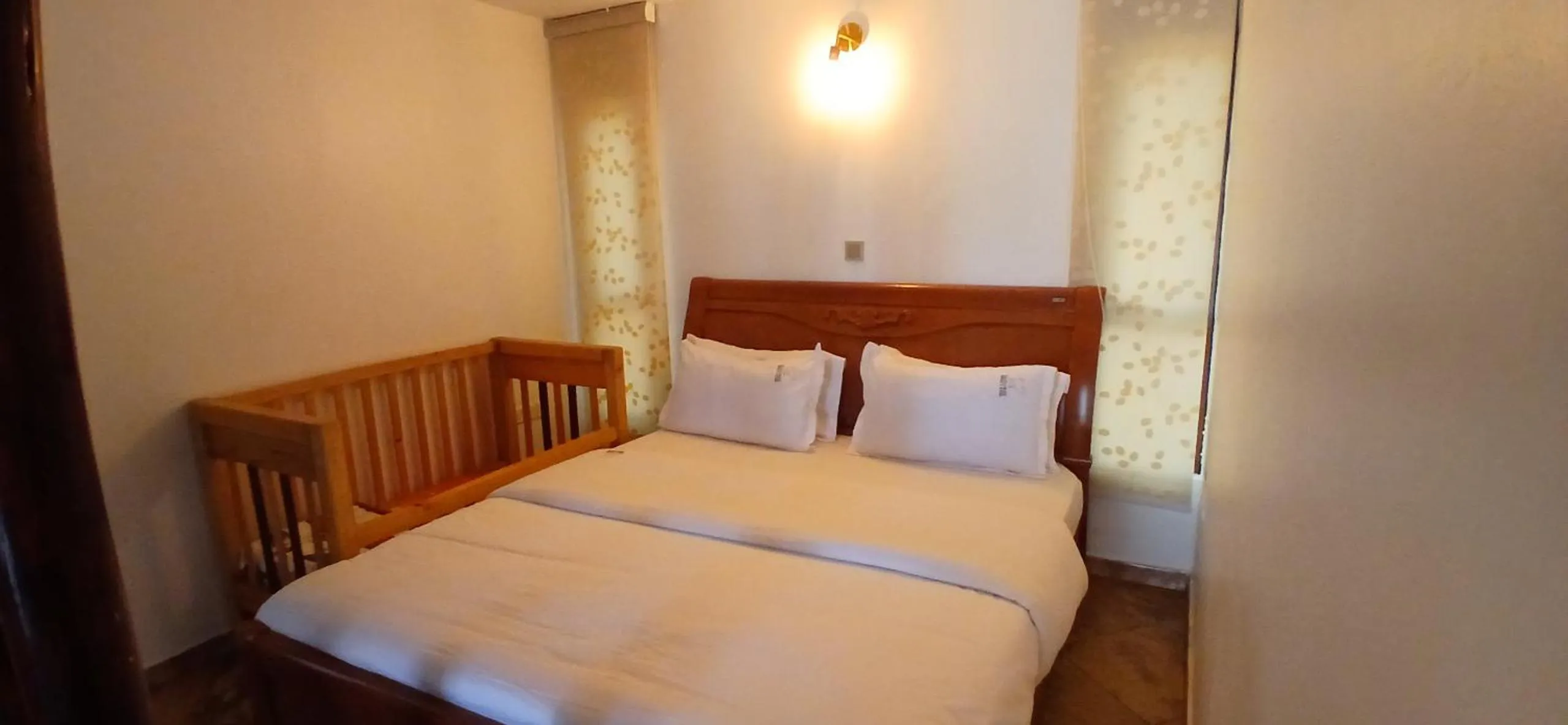 Bedroom, Bed in Explorer Resort & Marina