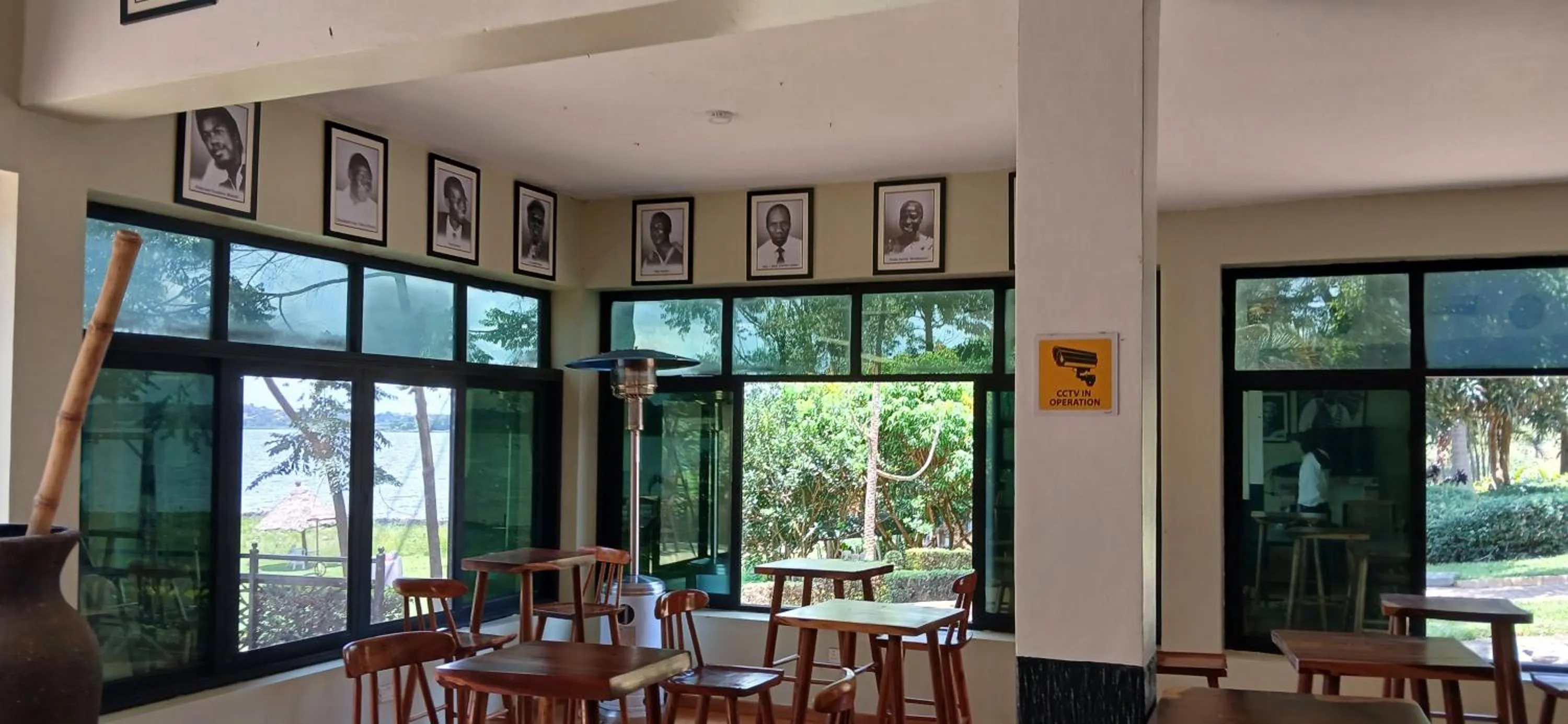 Restaurant/places to eat in Explorer Resort & Marina