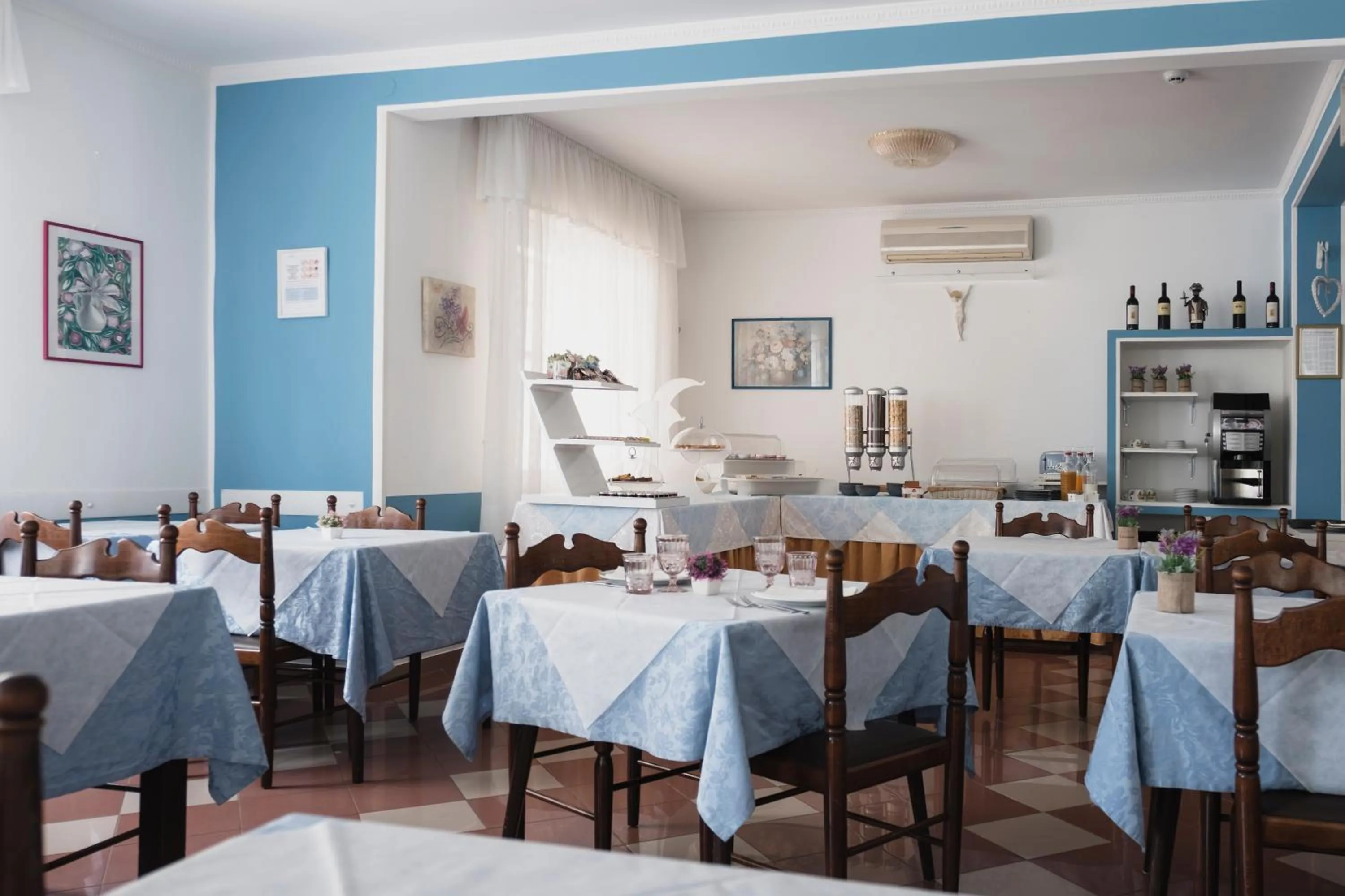 Restaurant/places to eat in Hotel Cheri