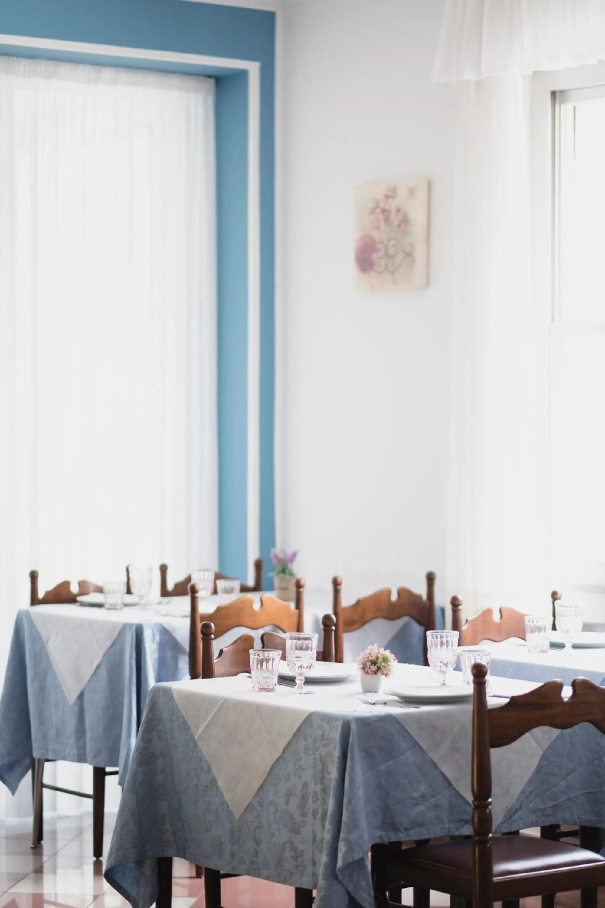 Restaurant/places to eat in Hotel Cheri