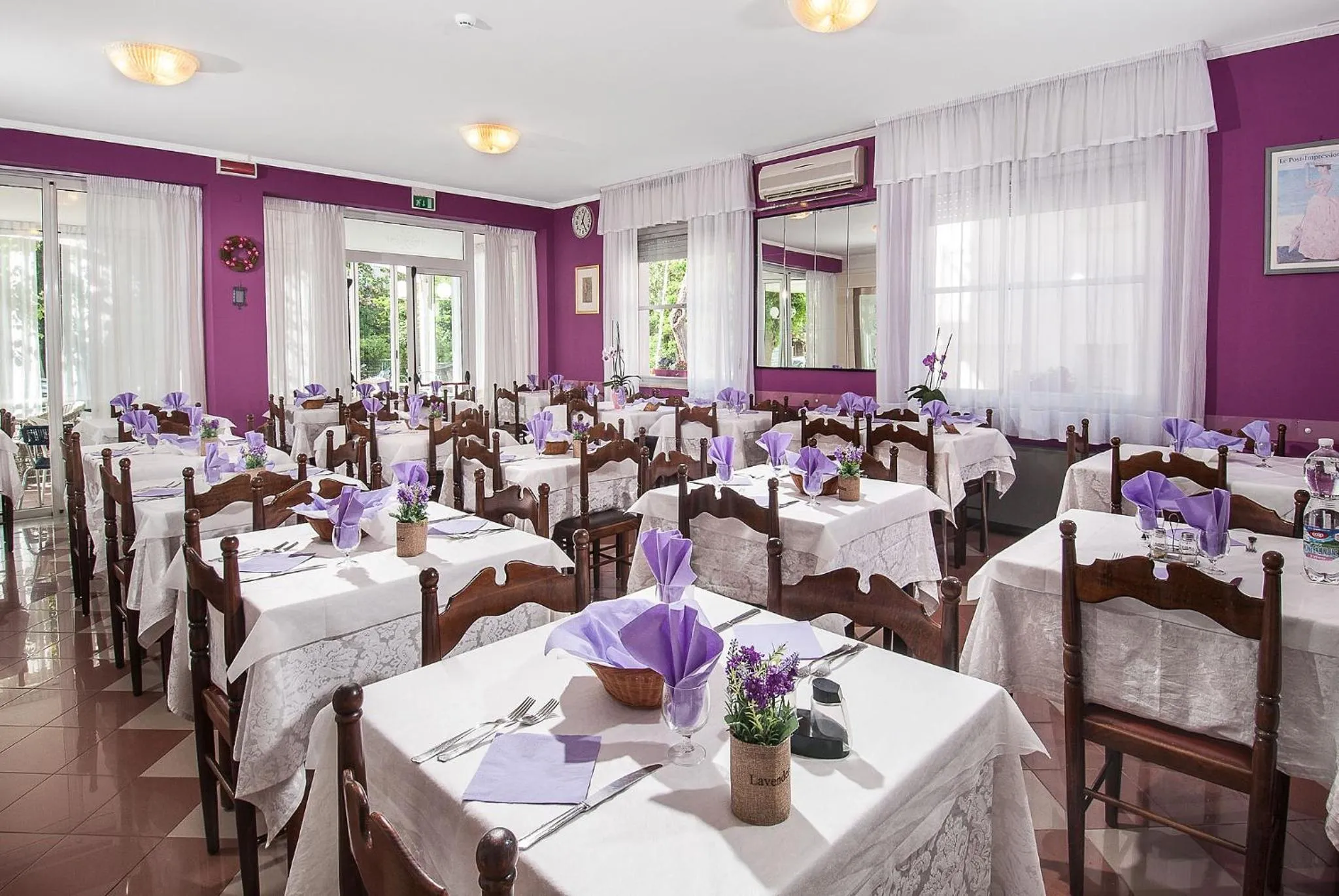 Restaurant/places to eat in Hotel Cheri