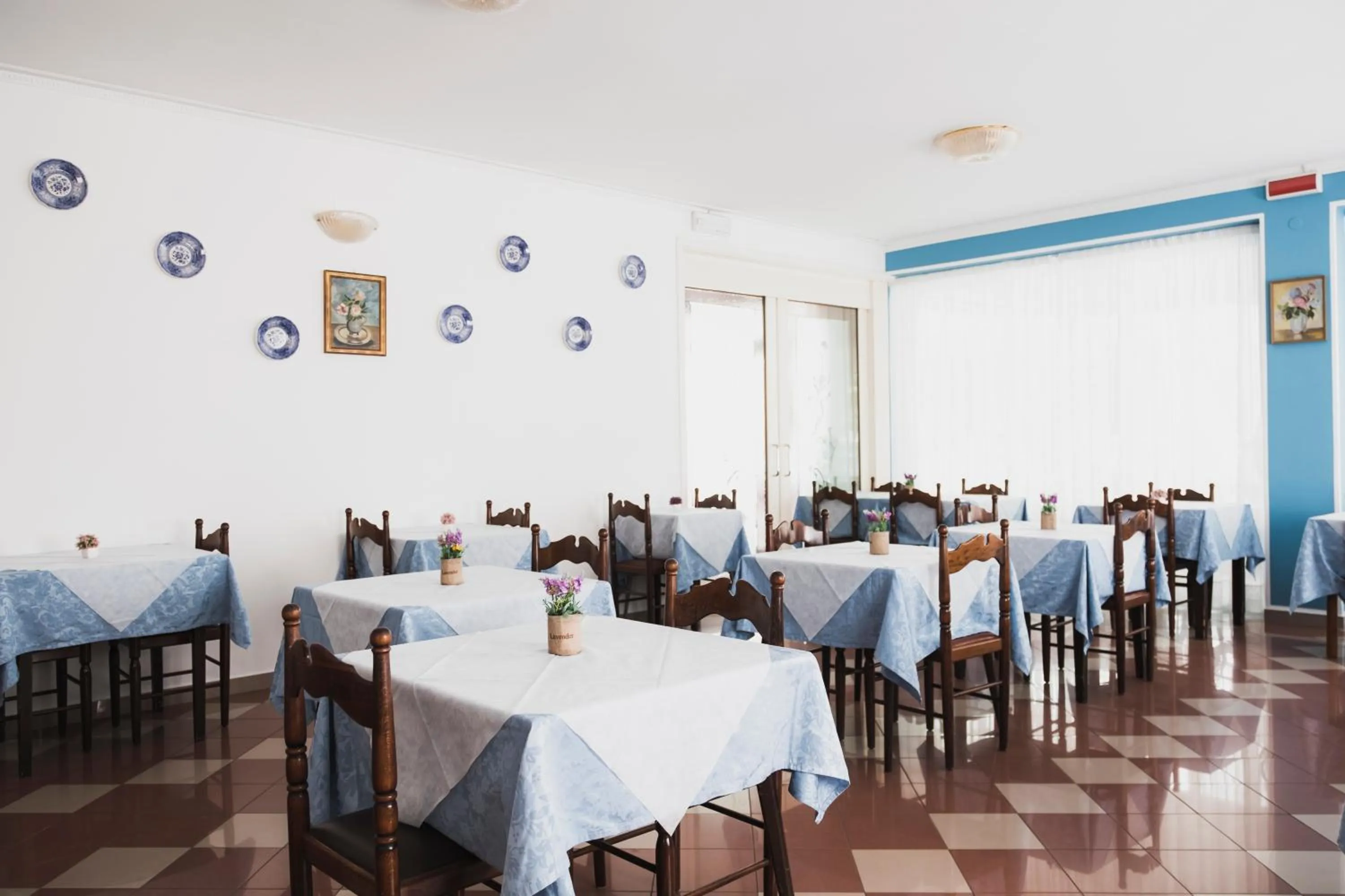 Restaurant/places to eat in Hotel Cheri