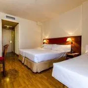 Photo of the whole room, Bed in Alcalá Plaza