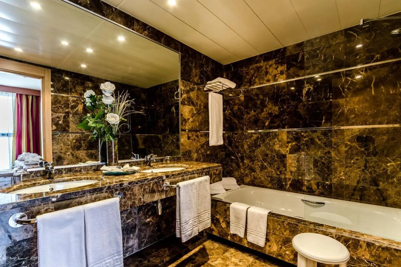 Bathroom in Alcalá Plaza