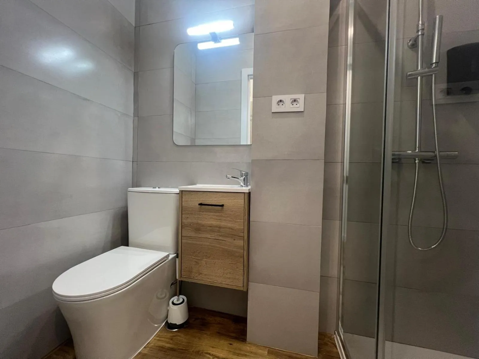 Shower in Hostal Bernabeu