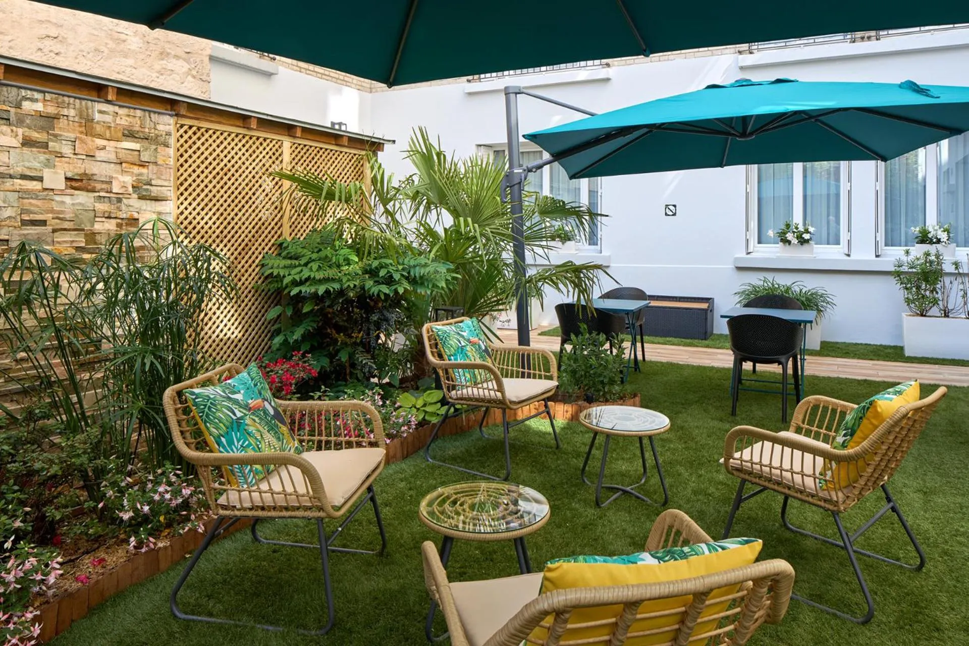 Patio in Hotel Résidence Paris Asnières