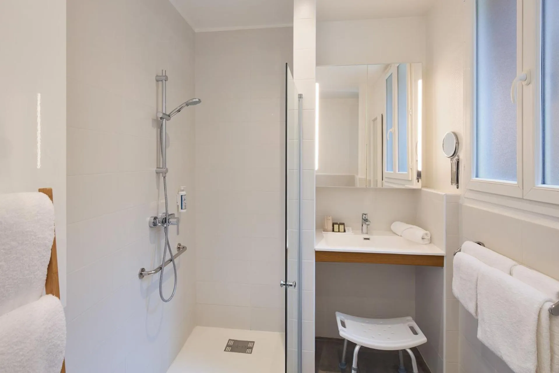 Shower in Hotel Résidence Paris Asnières