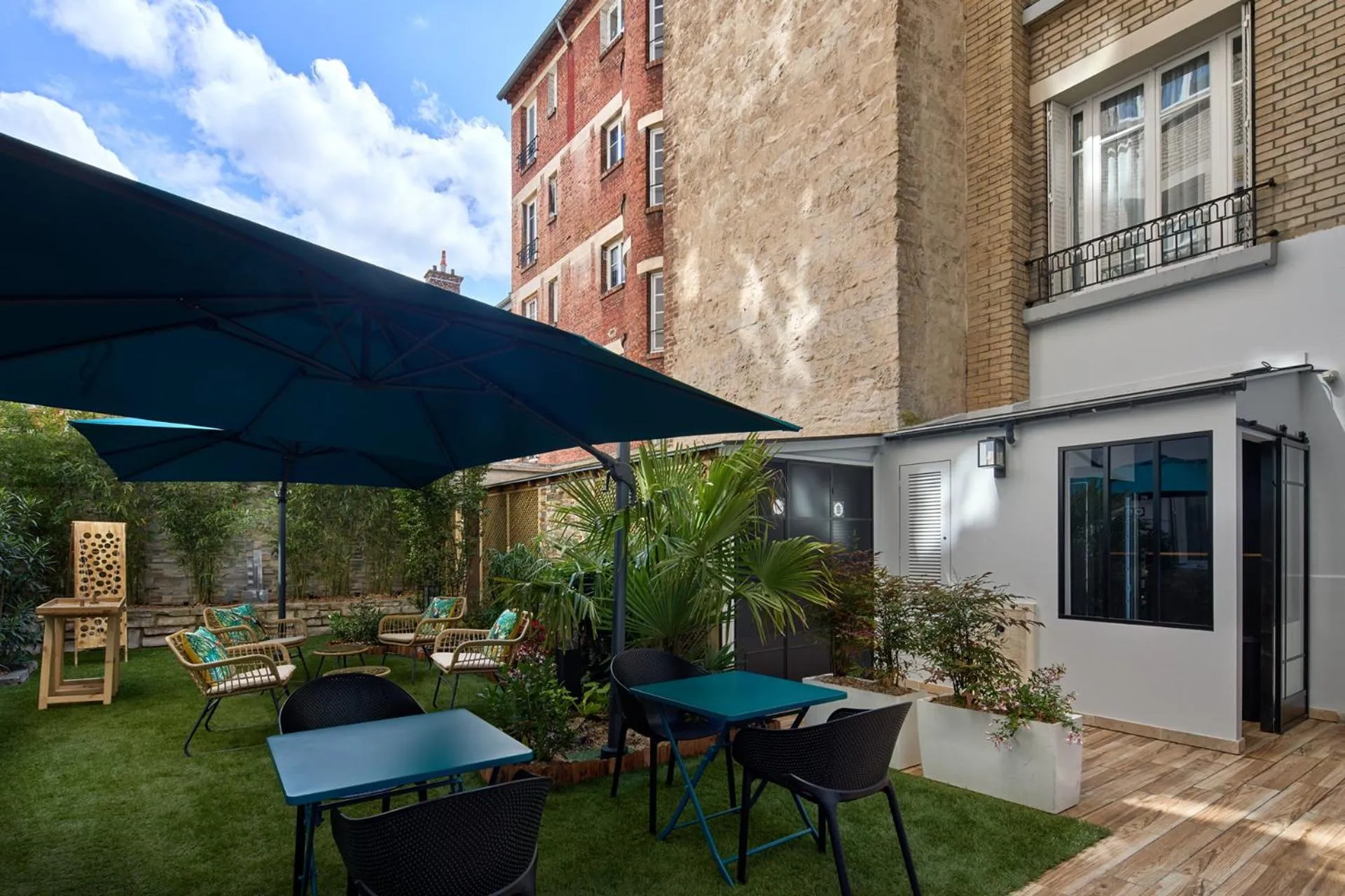 Patio in Hotel Résidence Paris Asnières