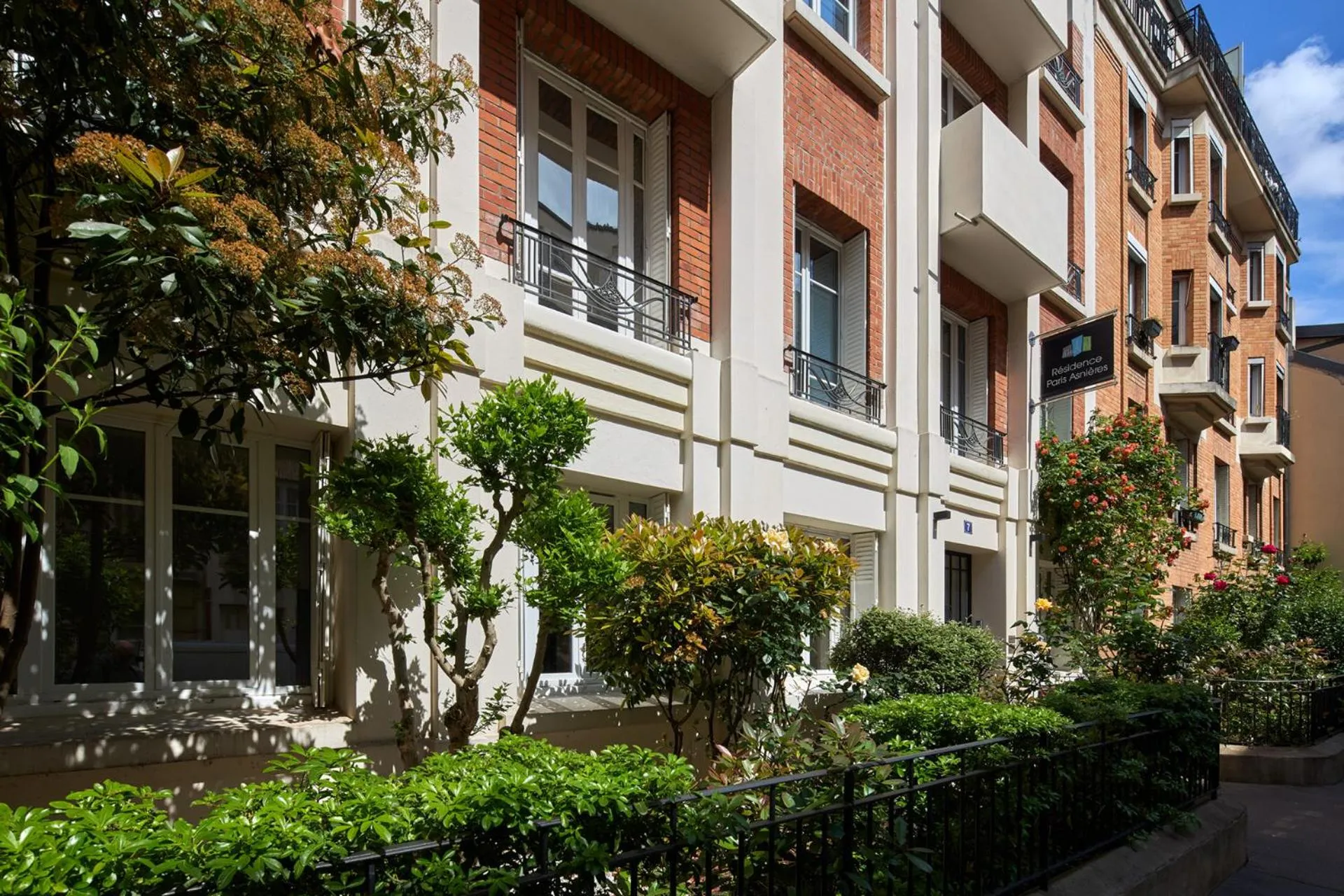 Property building in Hotel Résidence Paris Asnières