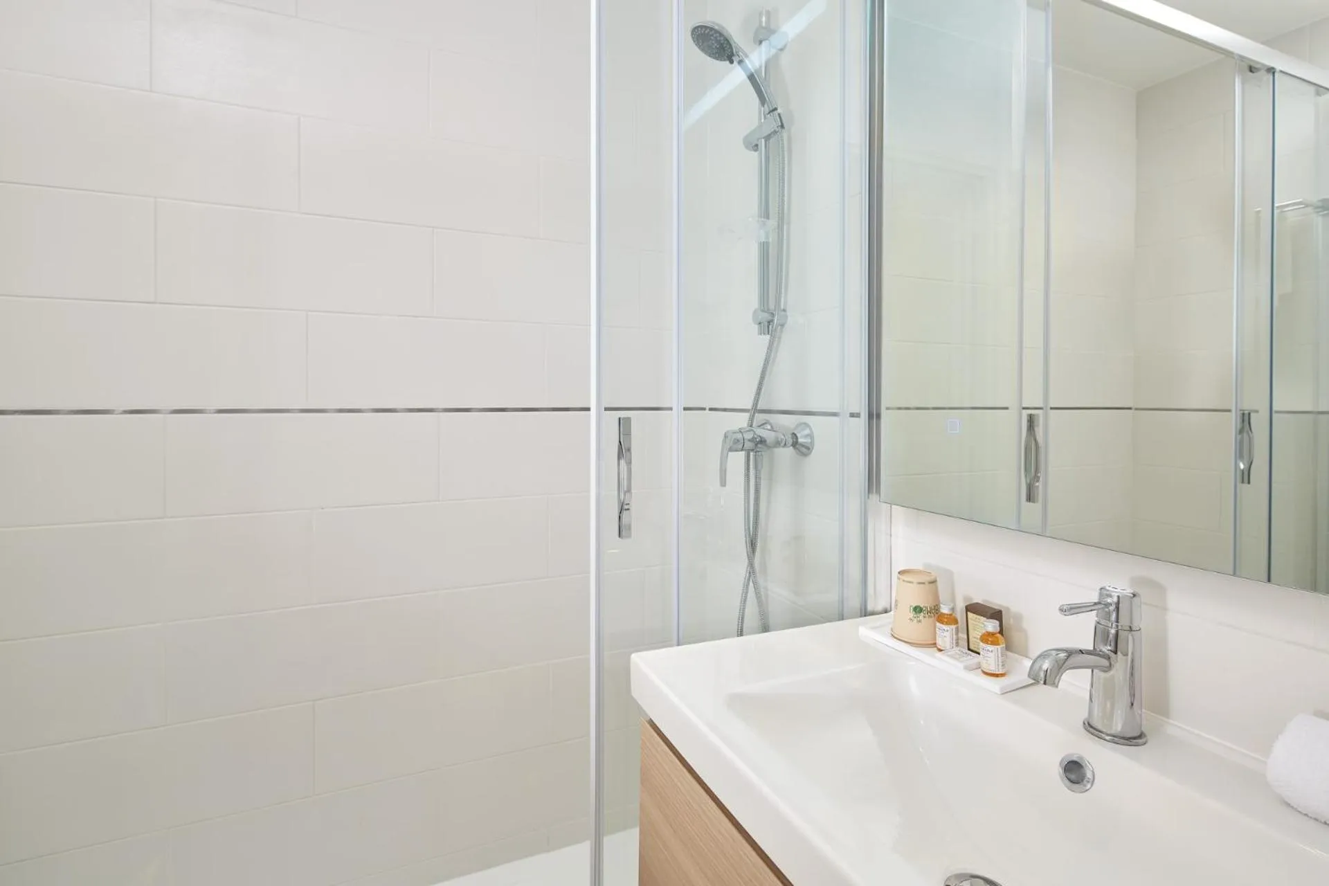 Shower in Hotel Résidence Paris Asnières