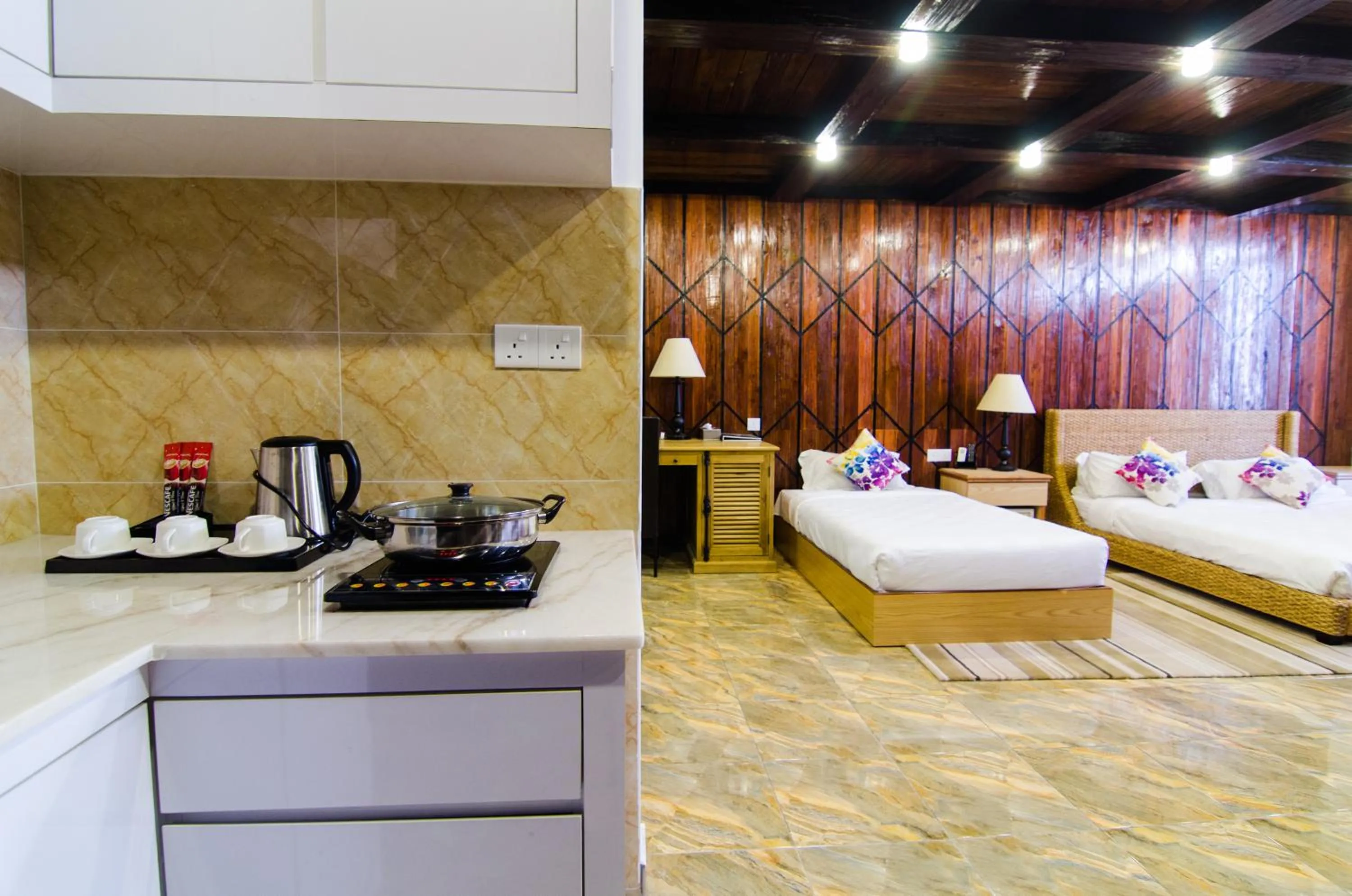 Kitchen or kitchenette, Bed in Mornington Hotel Sitiawan