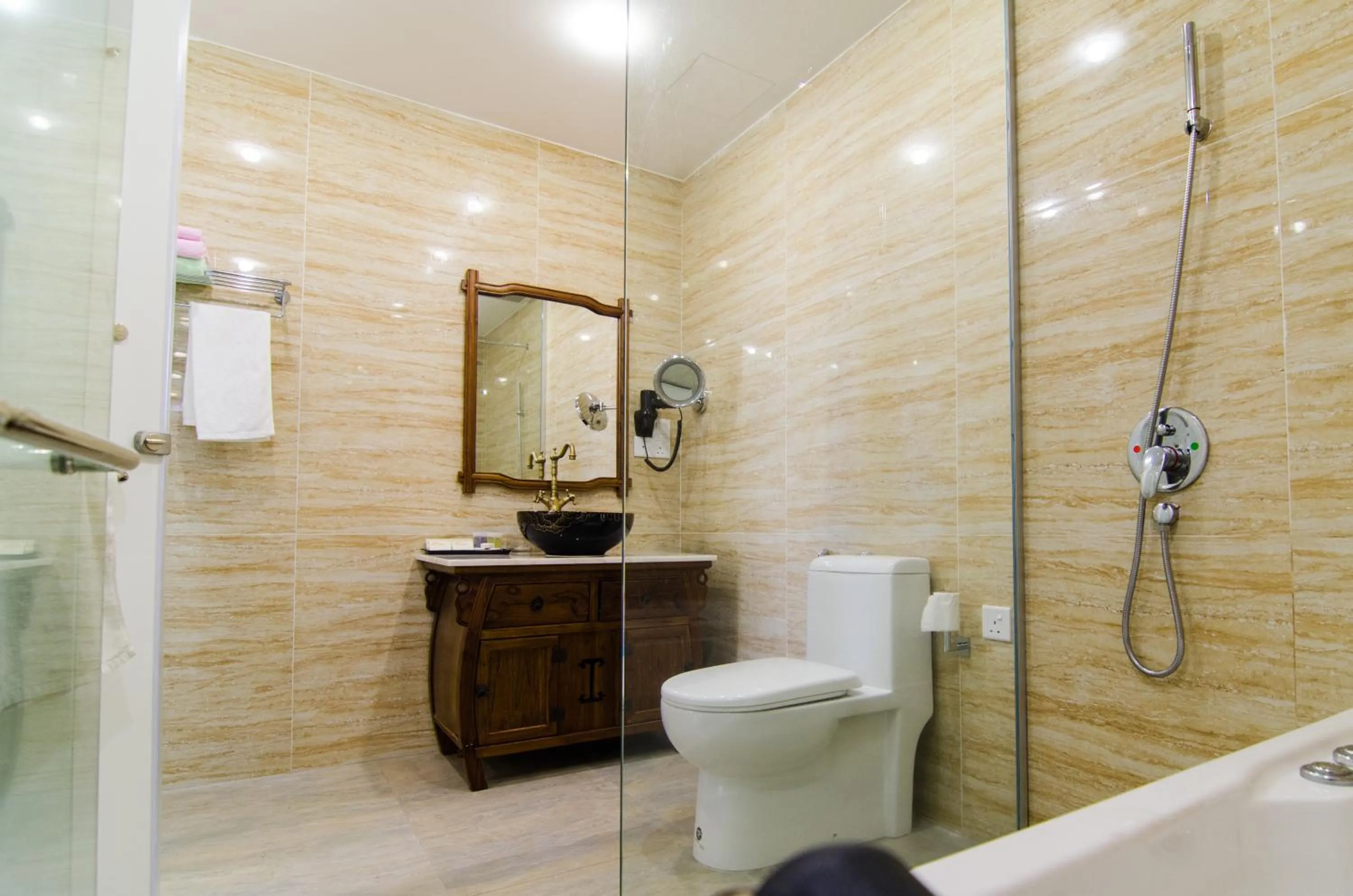 Bathroom in Mornington Hotel Sitiawan