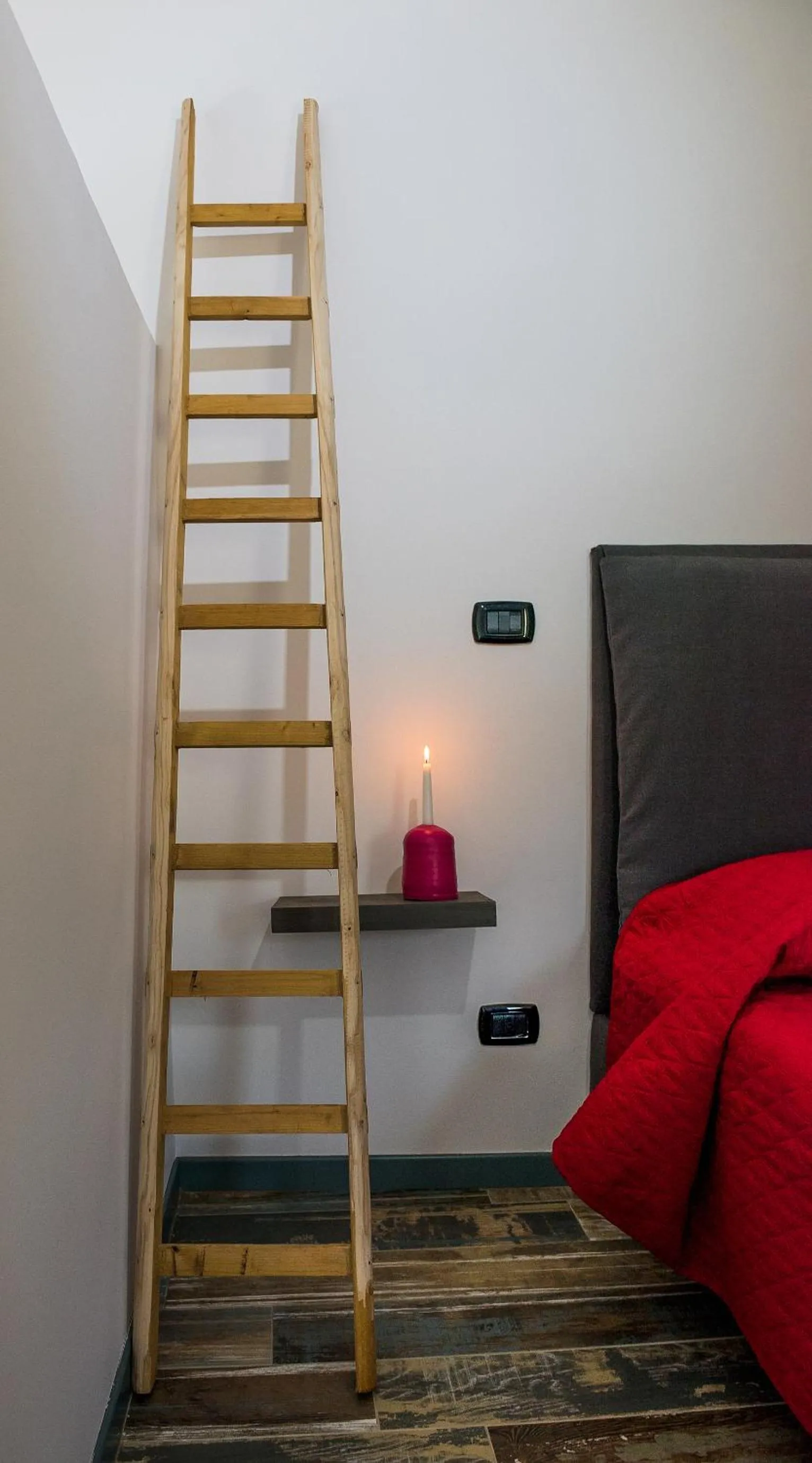 Decorative detail in La Quercia e l'Asino