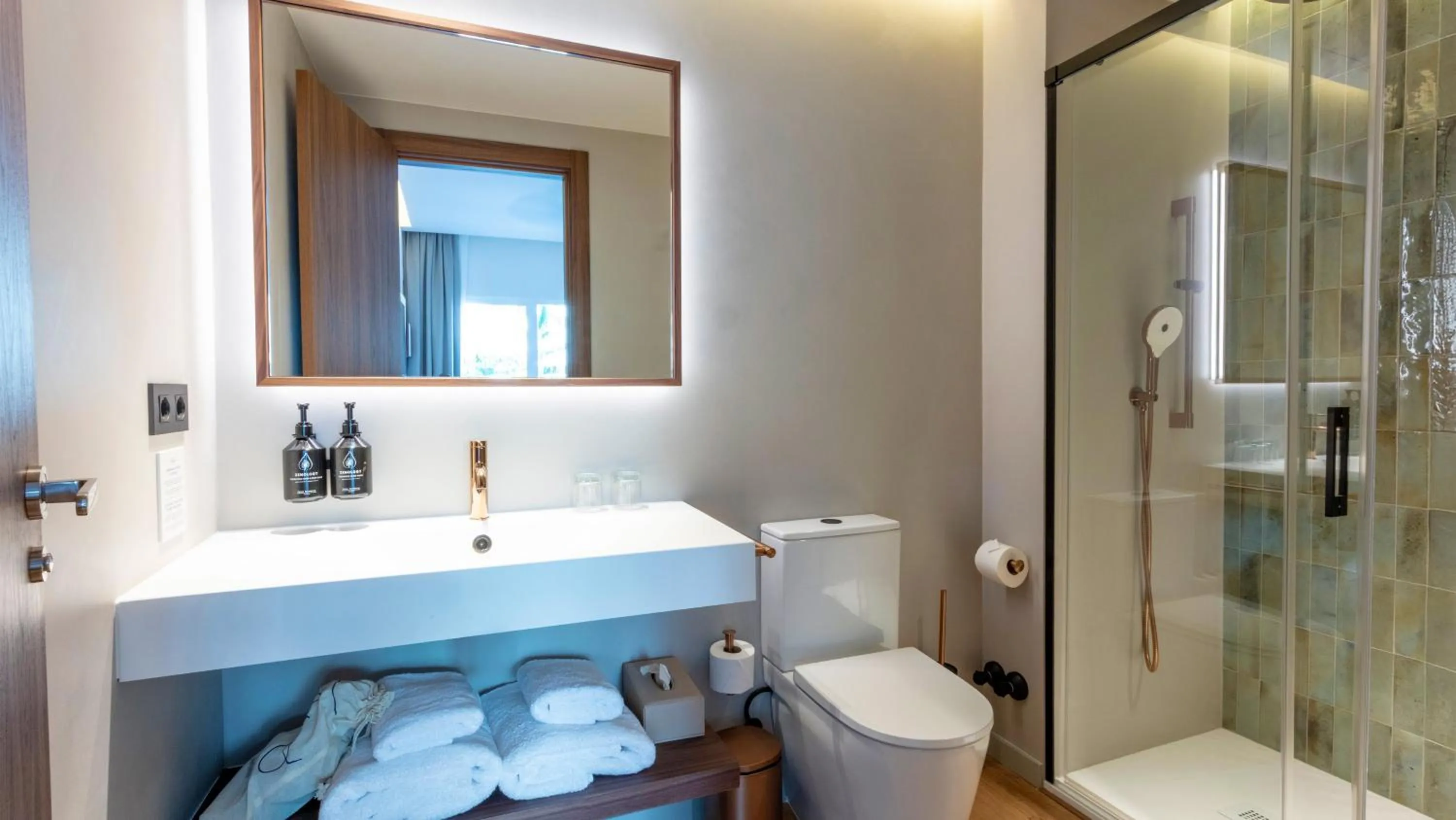 Bathroom in Hotel Indigo Gandia Beach by IHG