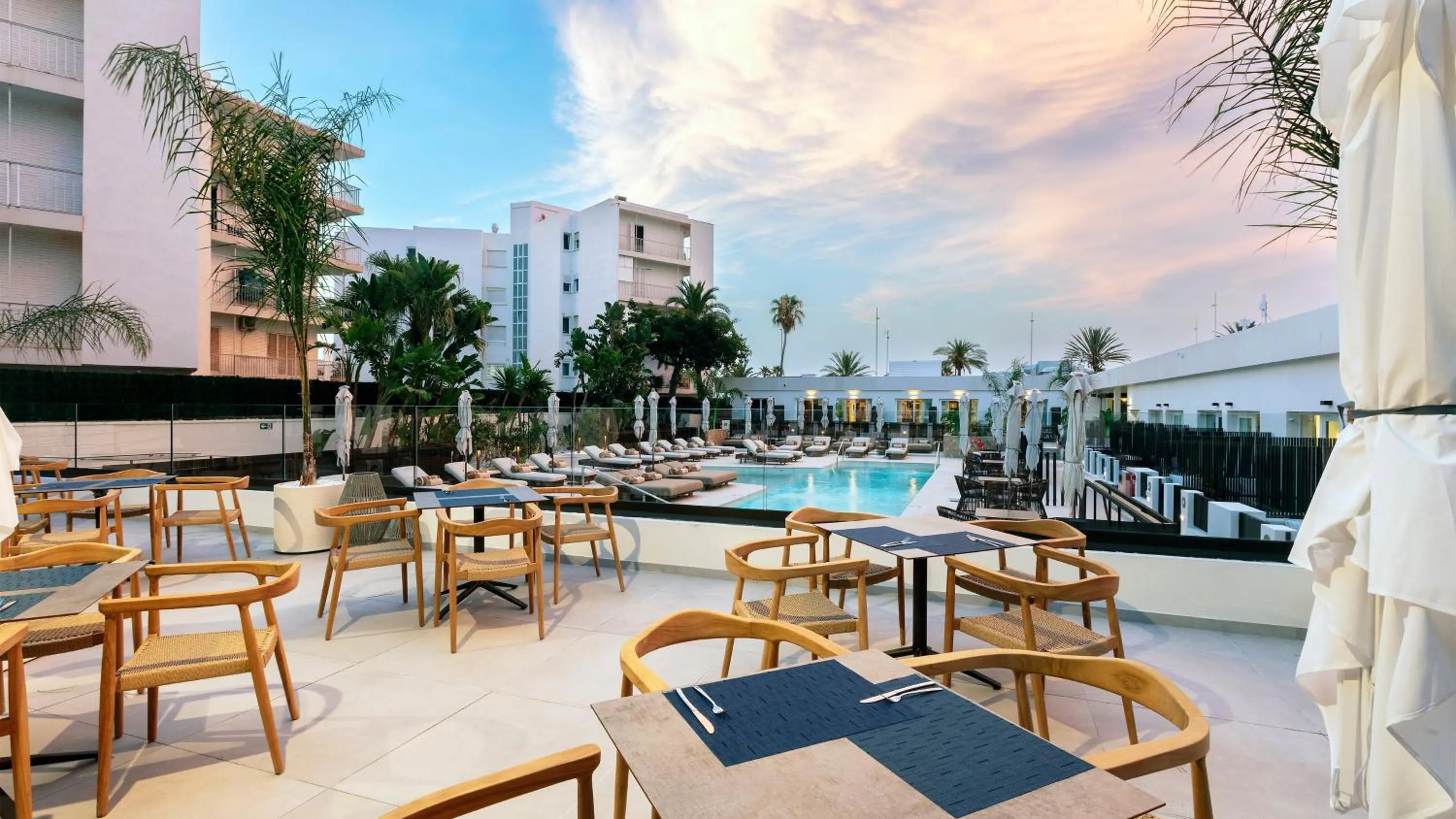 Lounge or bar in Hotel Indigo Gandia Beach by IHG