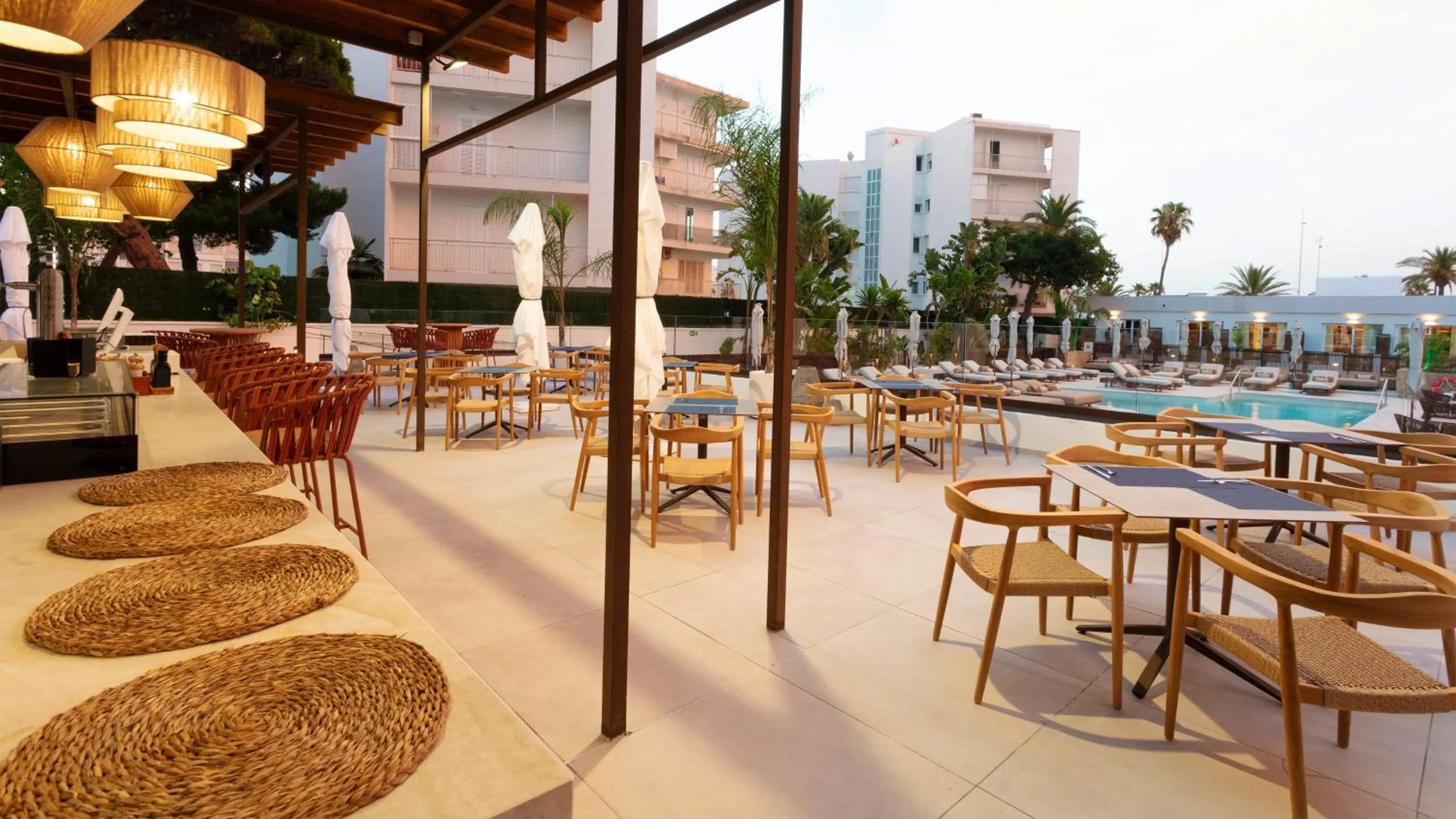 Lounge or bar in Hotel Indigo Gandia Beach by IHG
