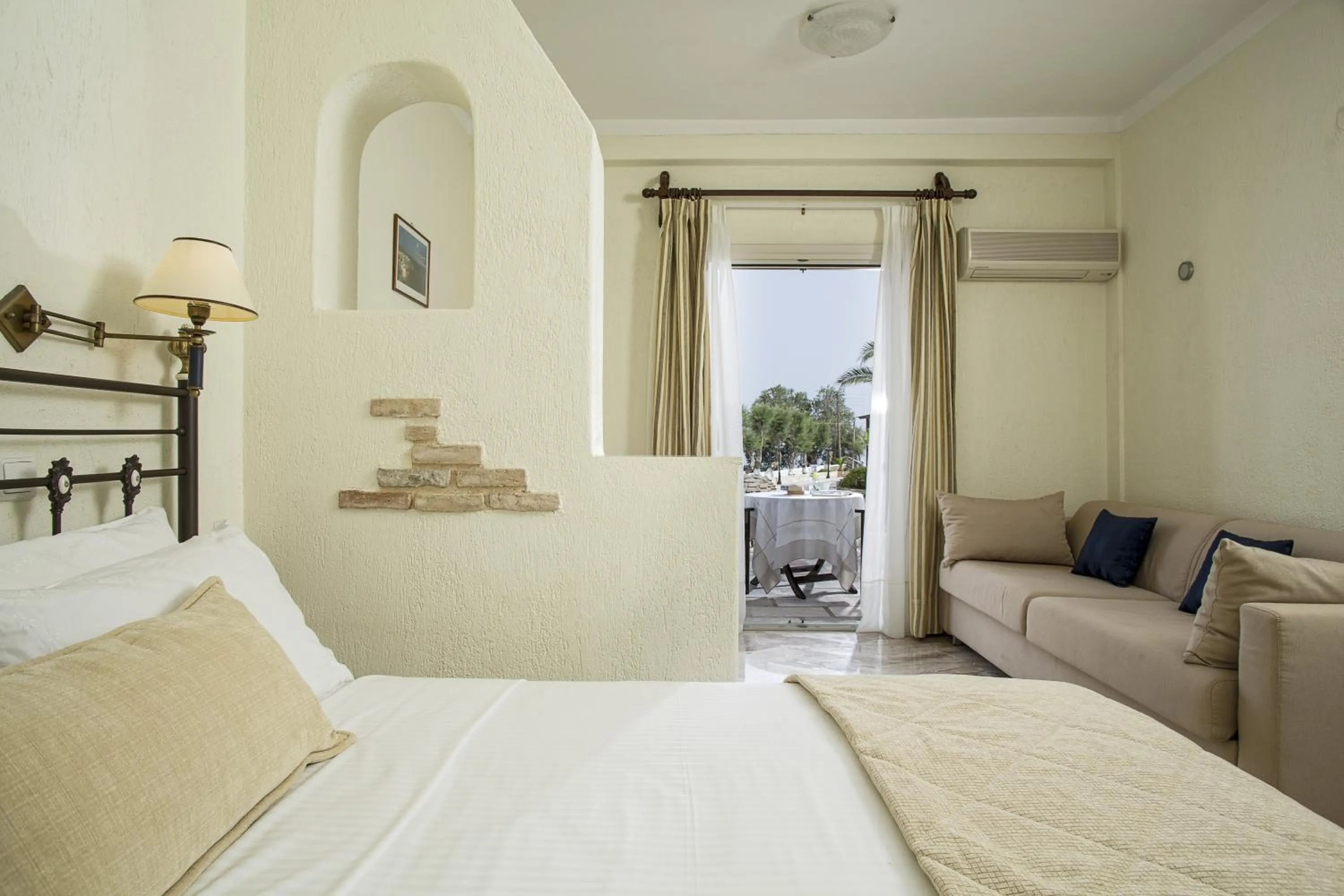 Day, Bed in Contaratos Beach Hotel