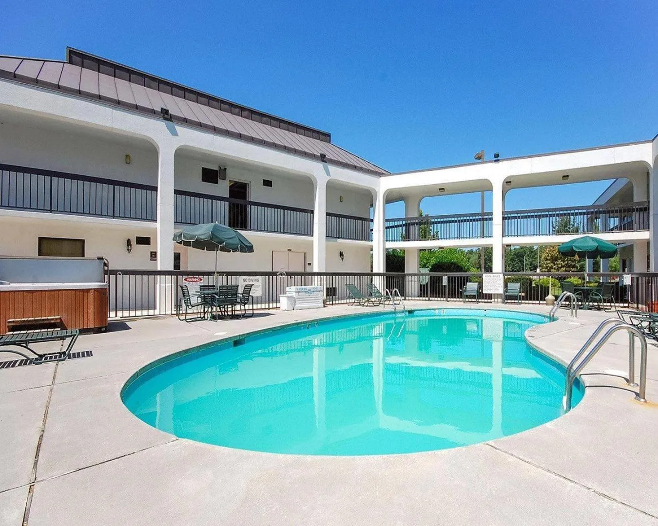 Swimming pool in Suburban Studios Christiansburg - Blacksburg