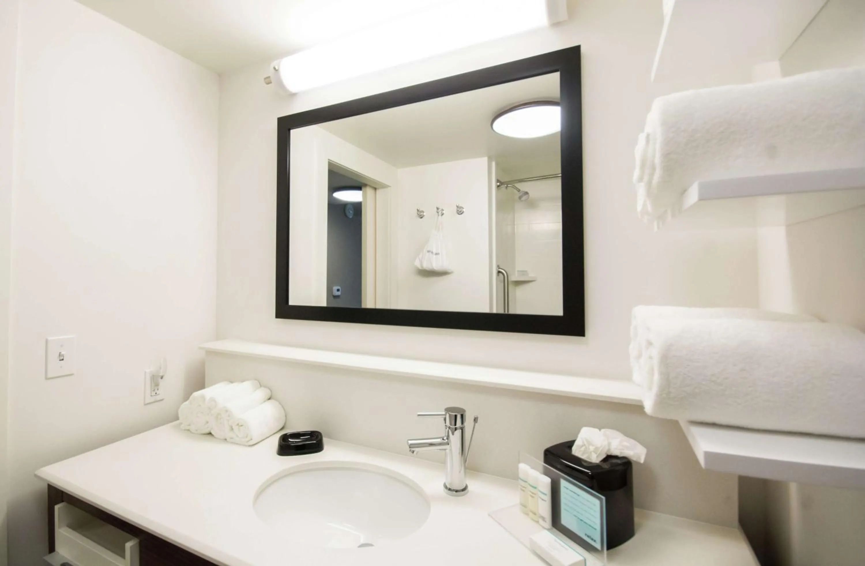 Bathroom, Bed in Hampton Inn & Suites Orlando near SeaWorld
