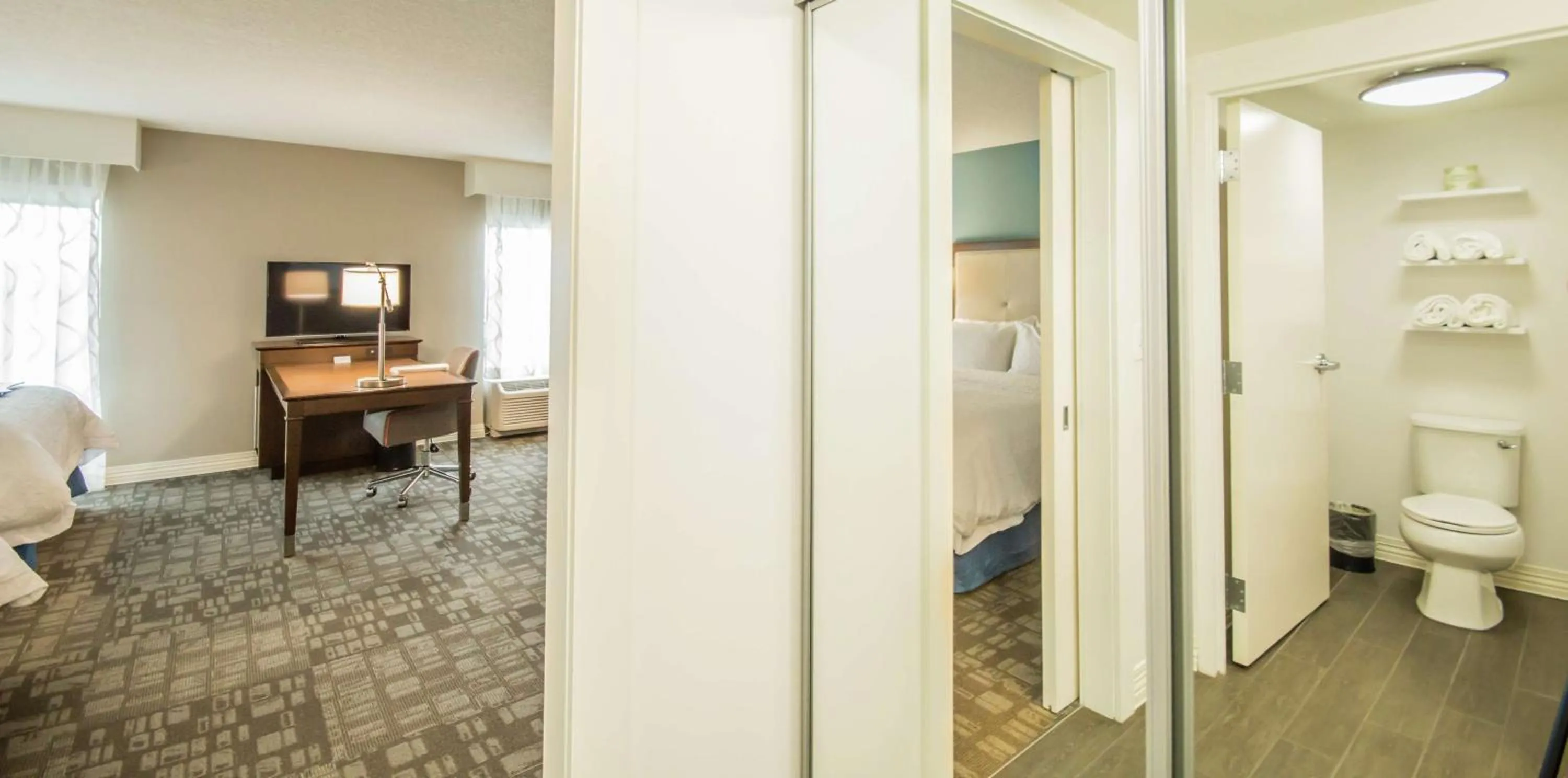 Bedroom in Hampton Inn & Suites Orlando near SeaWorld