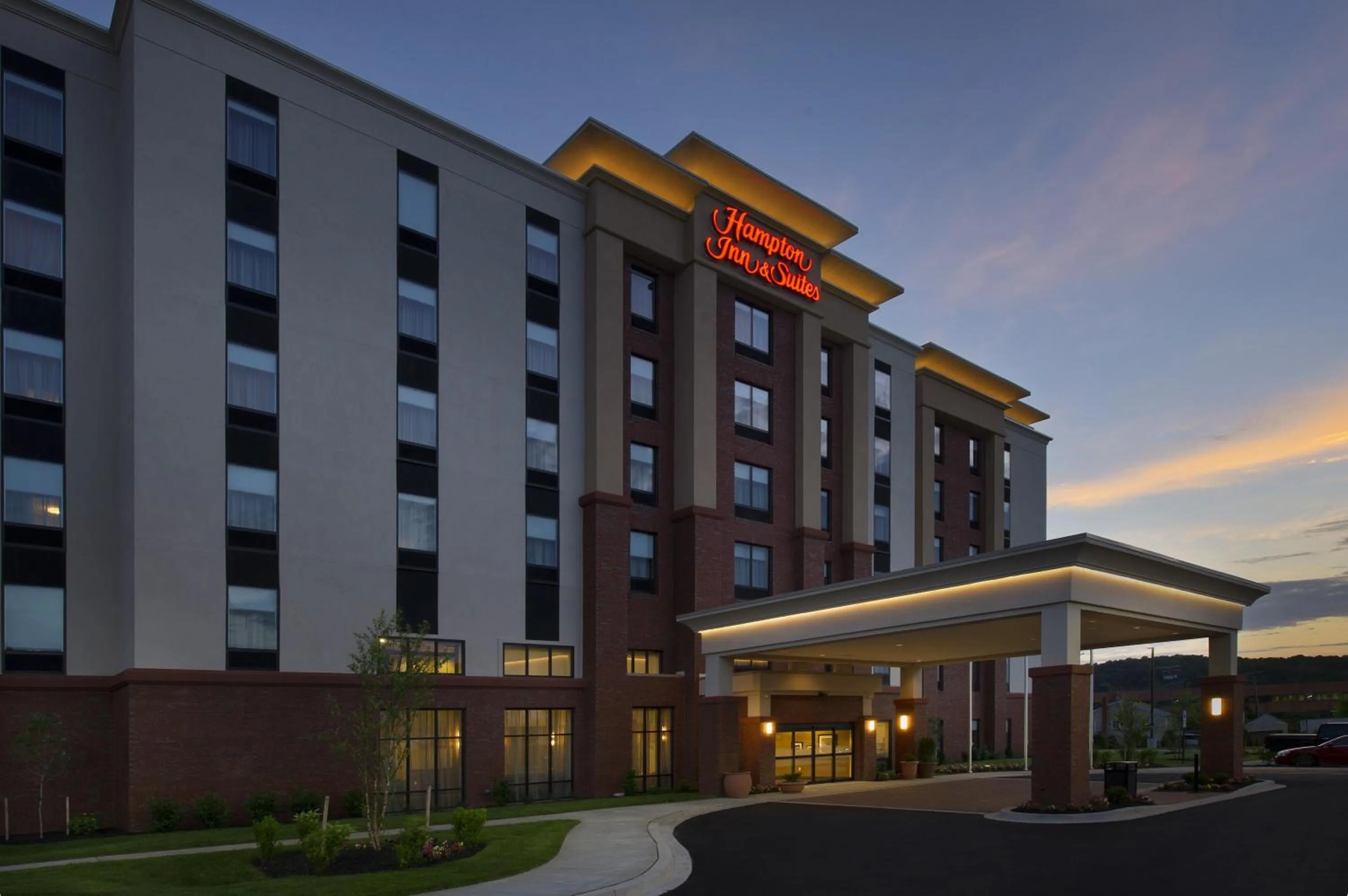 Property building in Hampton Inn & Suites Baltimore North/Timonium, MD