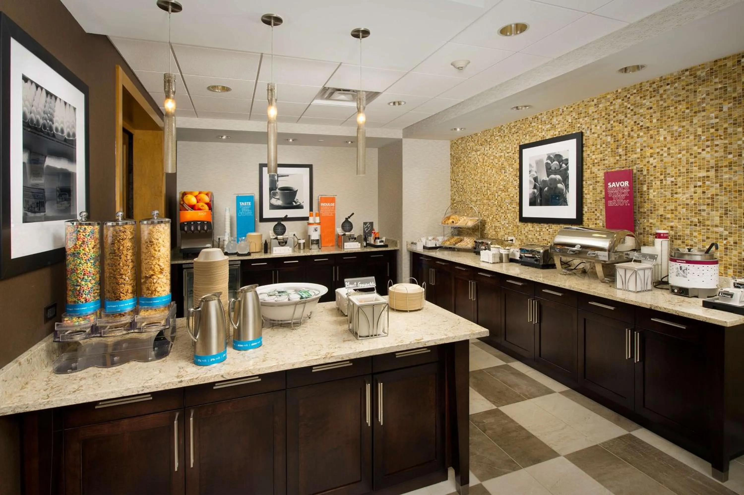 Food and drinks in Hampton Inn & Suites Baltimore North/Timonium, MD