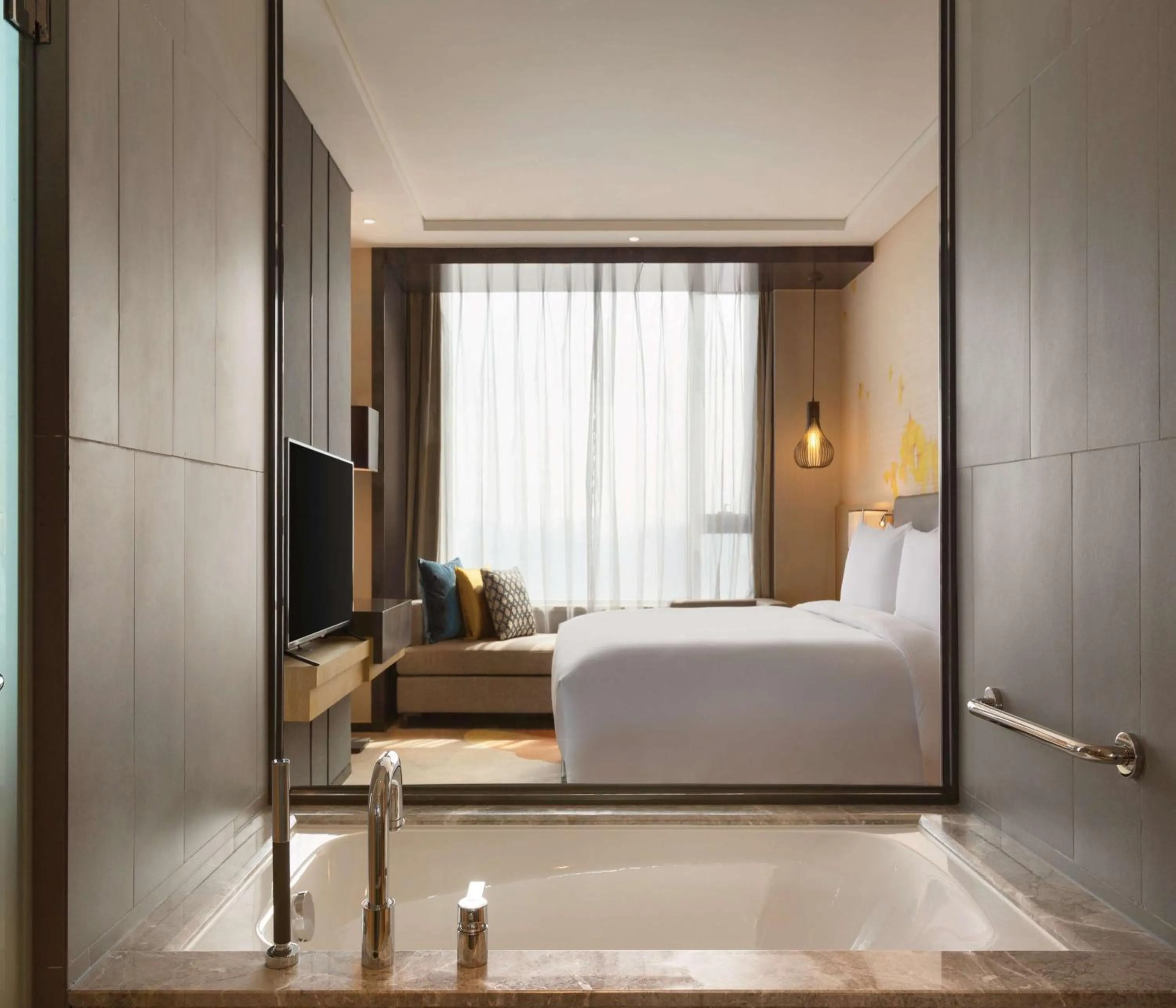 Bathroom, Bed in Hilton Garden Inn Dandong