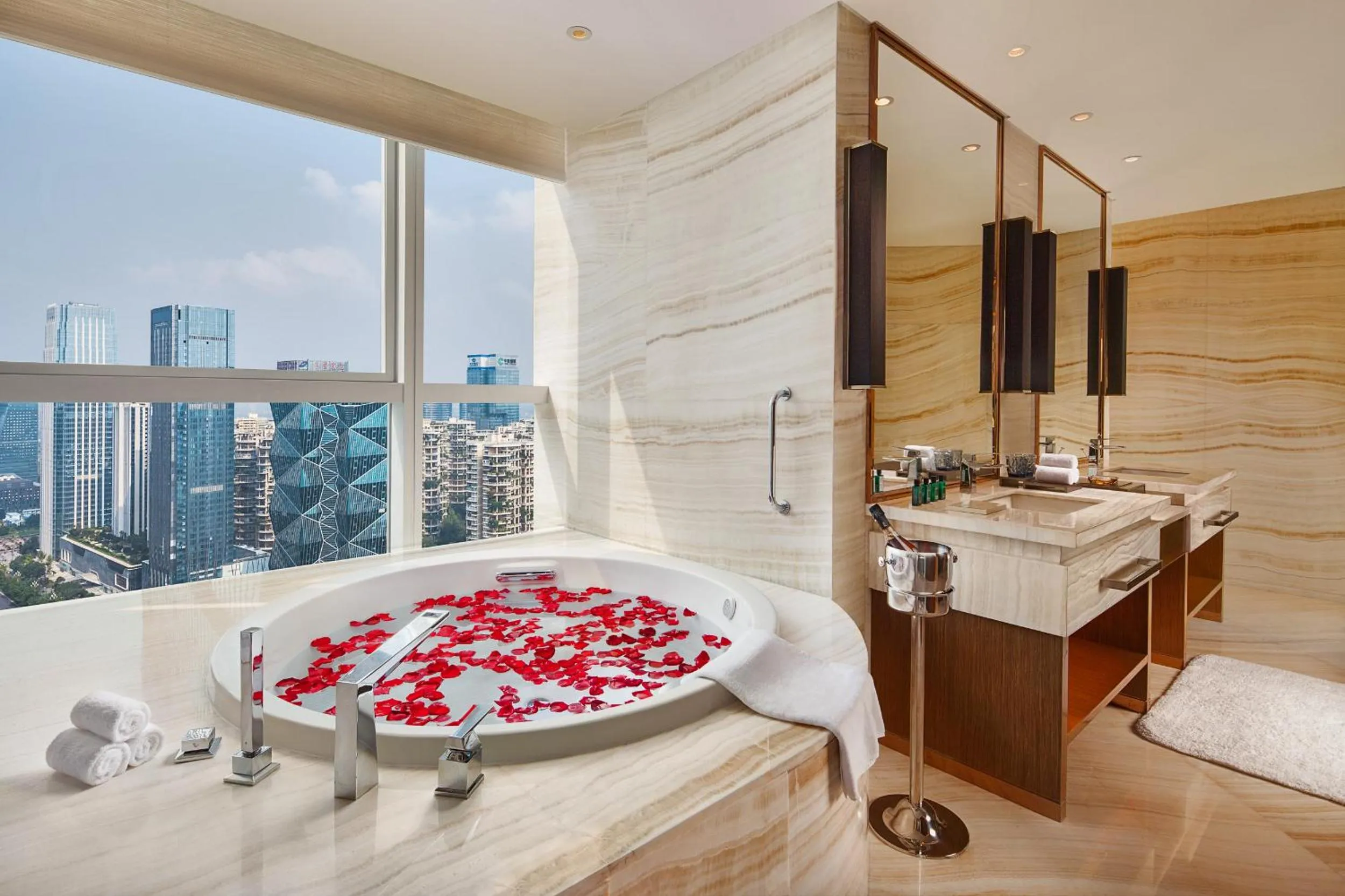 Bathroom, Bed in Hilton Chengdu