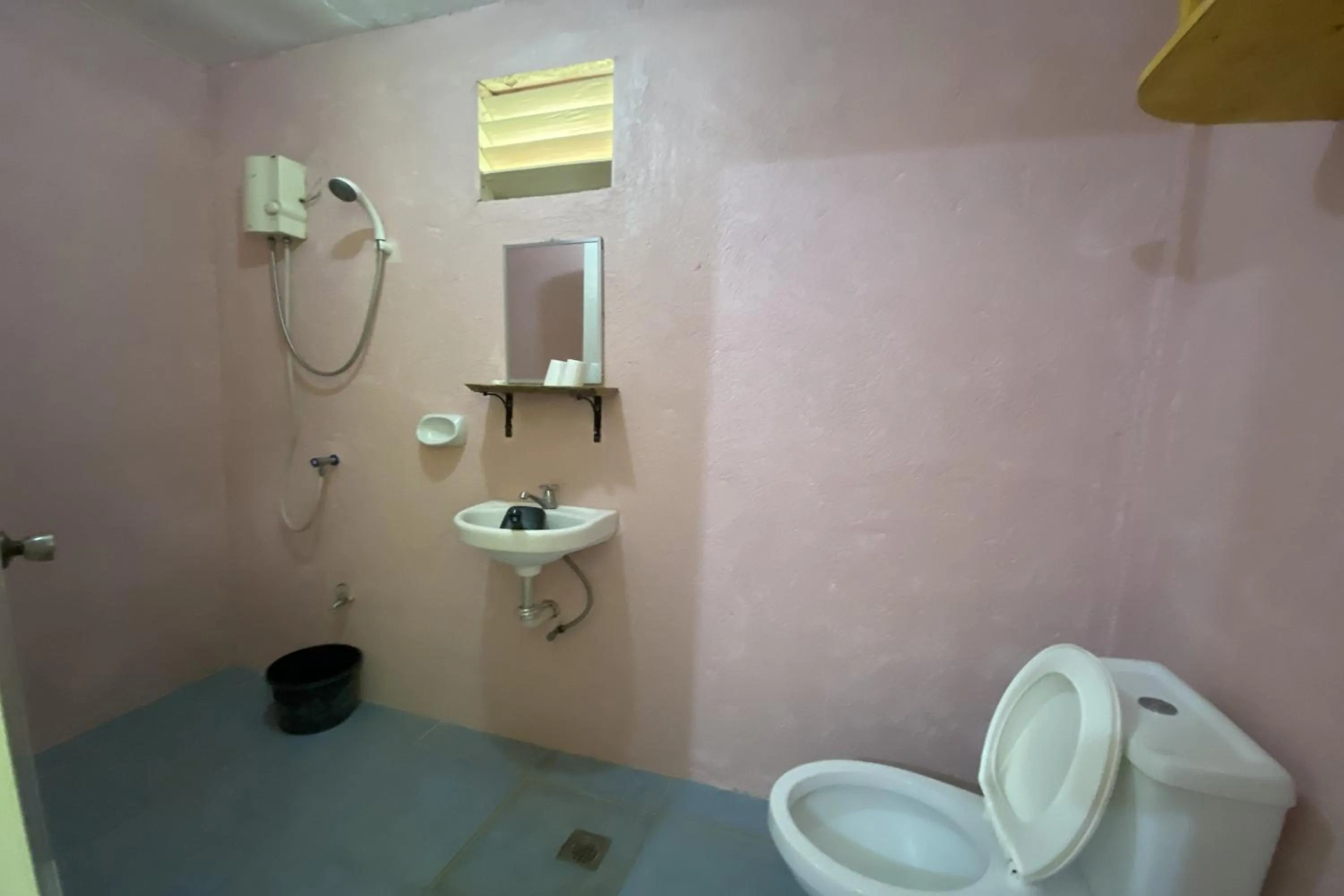 Shower in D & A Seaside Cottages